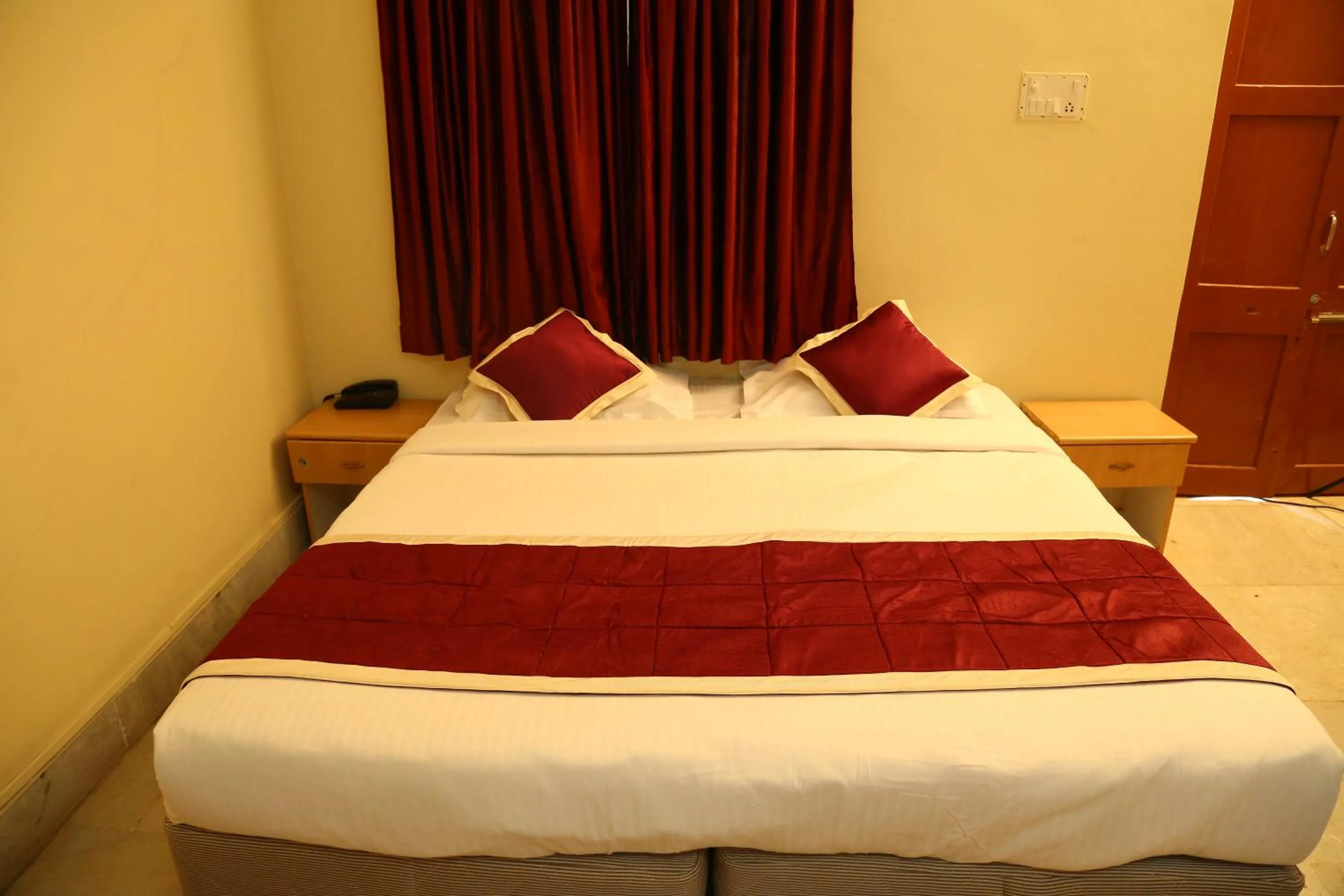 Bed in KSTDC Hotel Mayura Chalukya, Badami