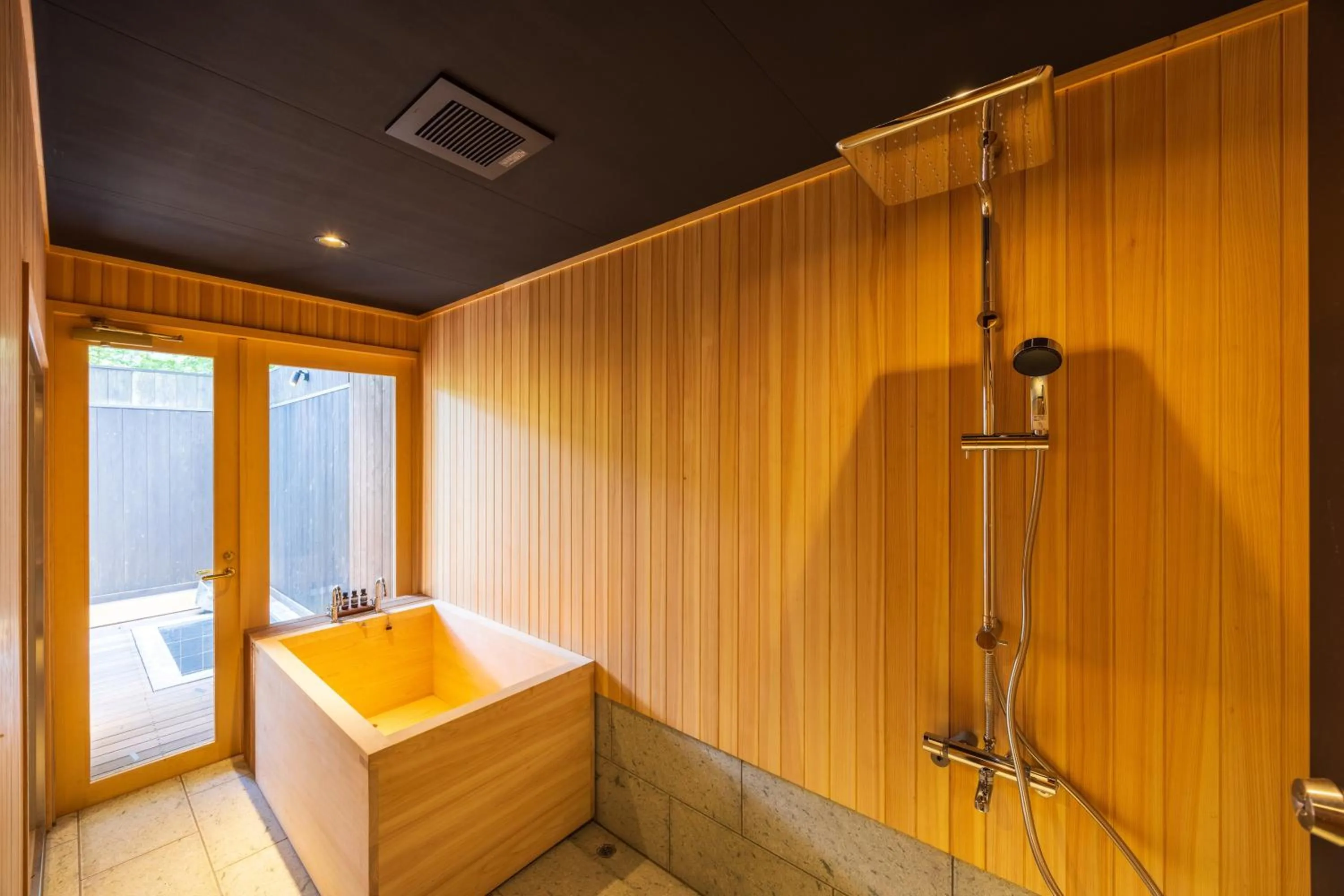 Shower in Matsuzakaya Honten