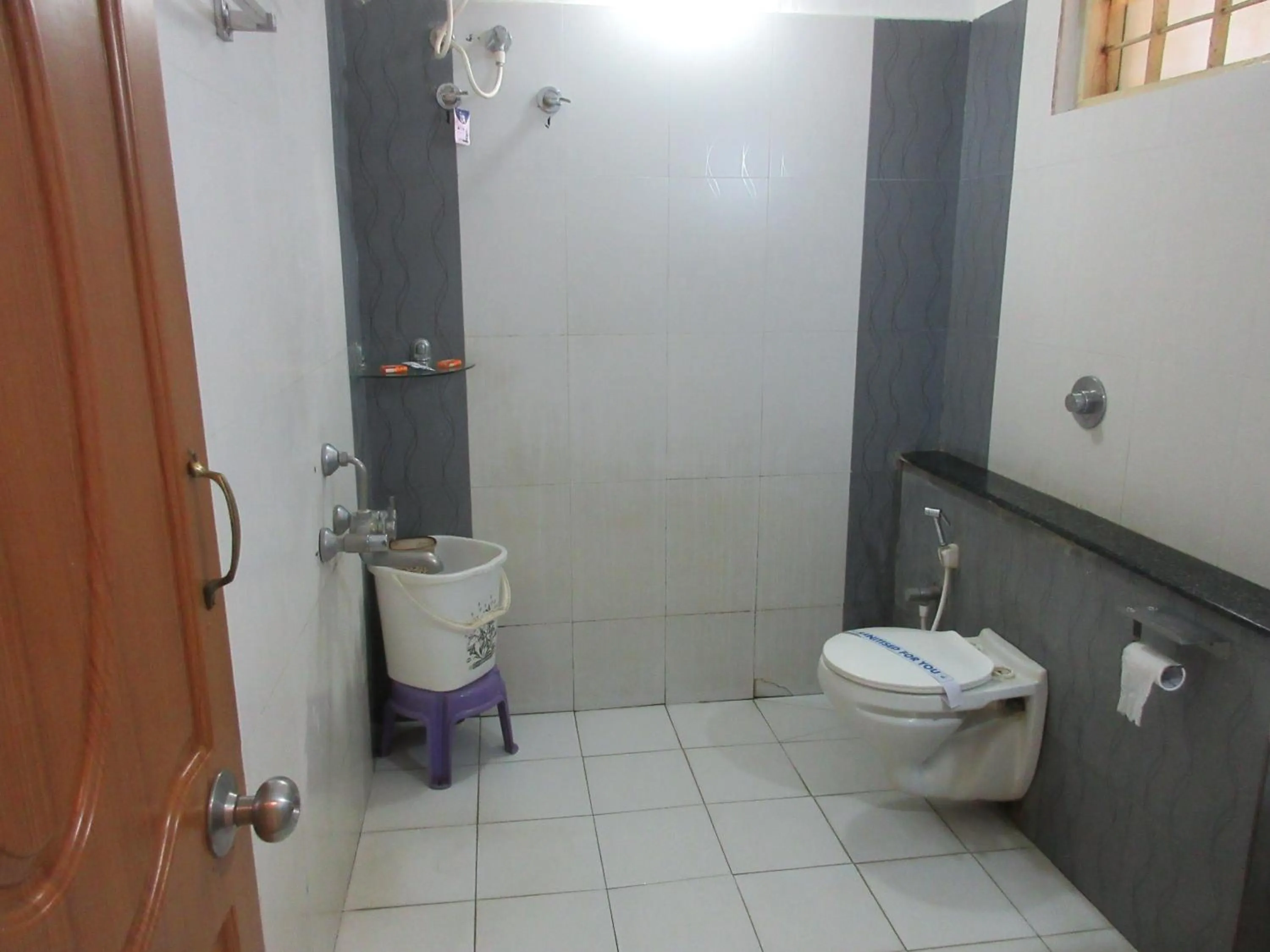 Shower in KSTDC Hotel Mayura Velapuri Belur