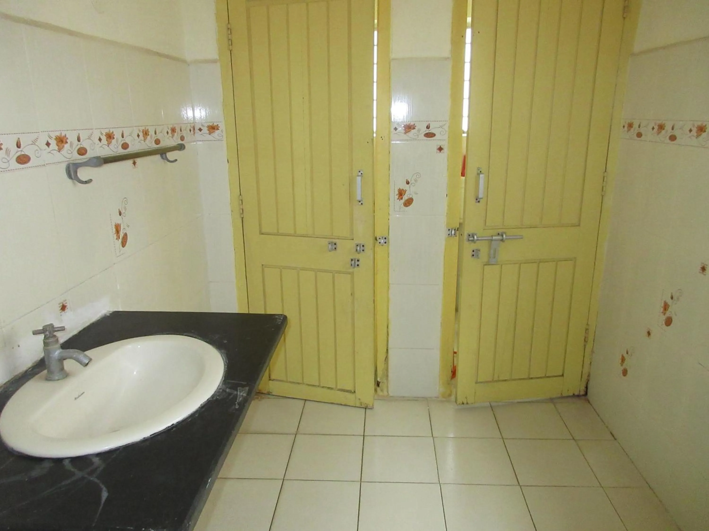 Toilet in KSTDC Hotel Mayura Velapuri Belur