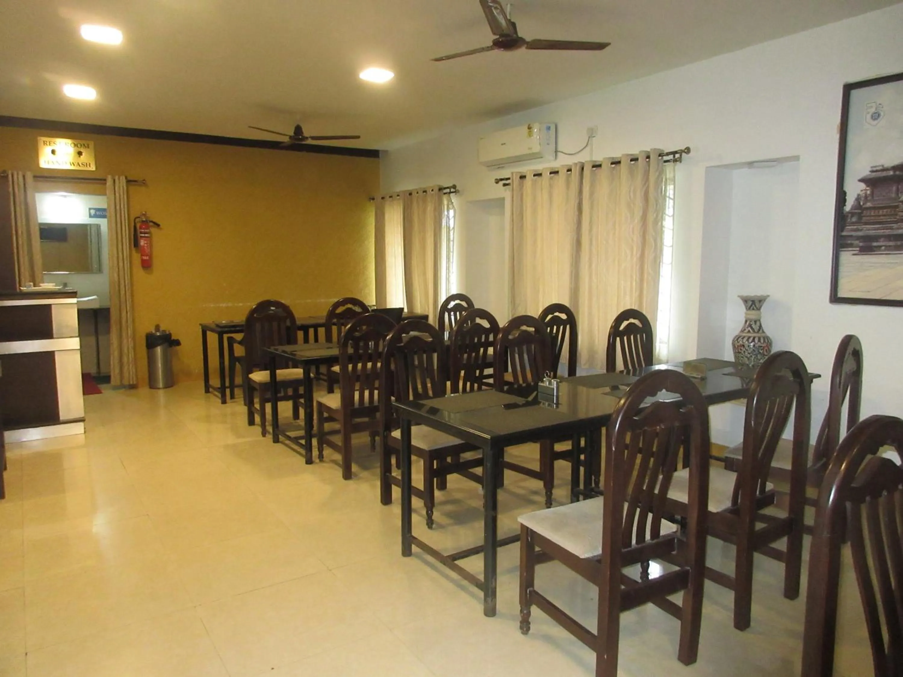Restaurant/places to eat in KSTDC Hotel Mayura Velapuri Belur
