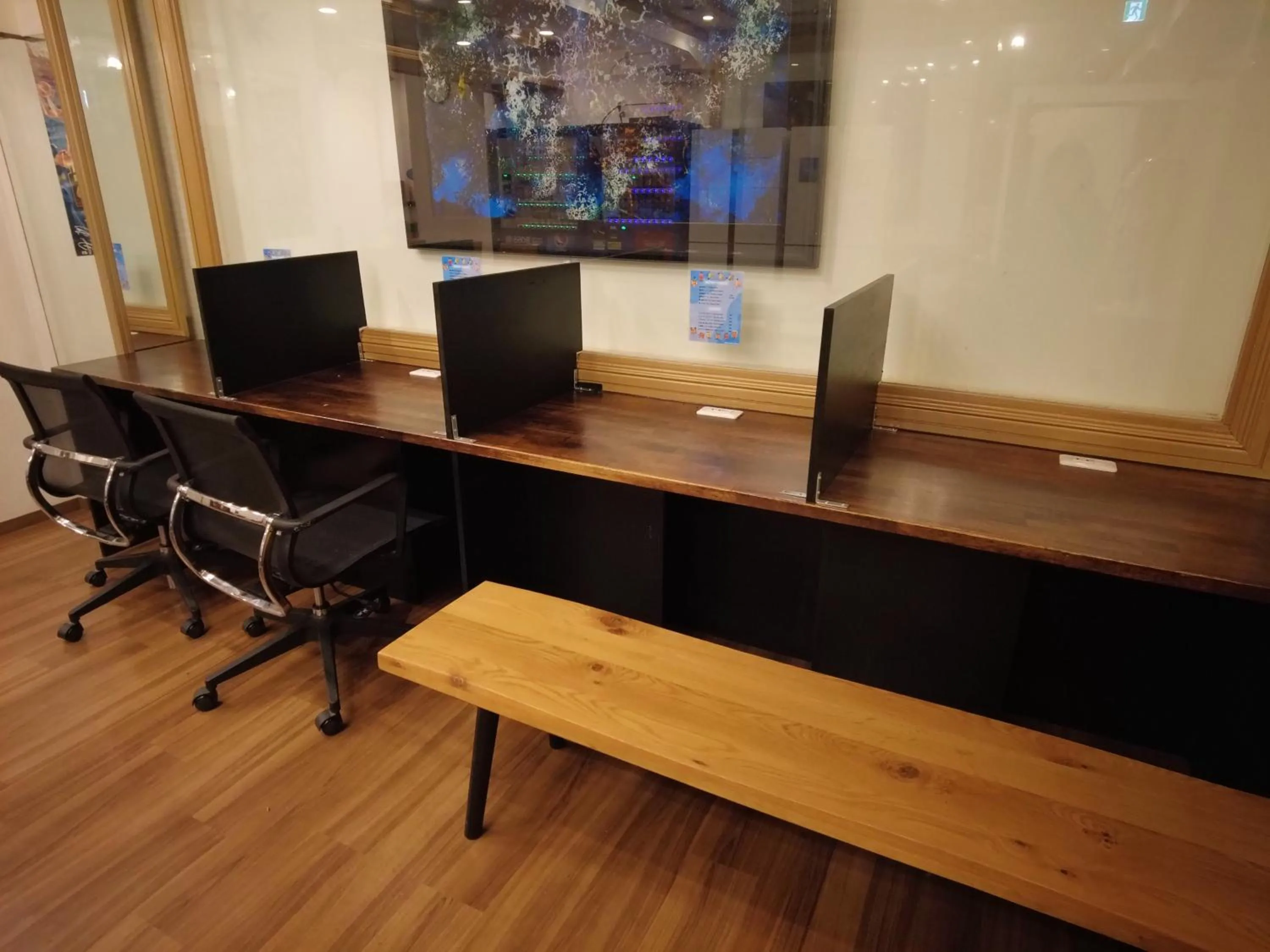 Communal lounge/ TV room in Guest House Umikaji