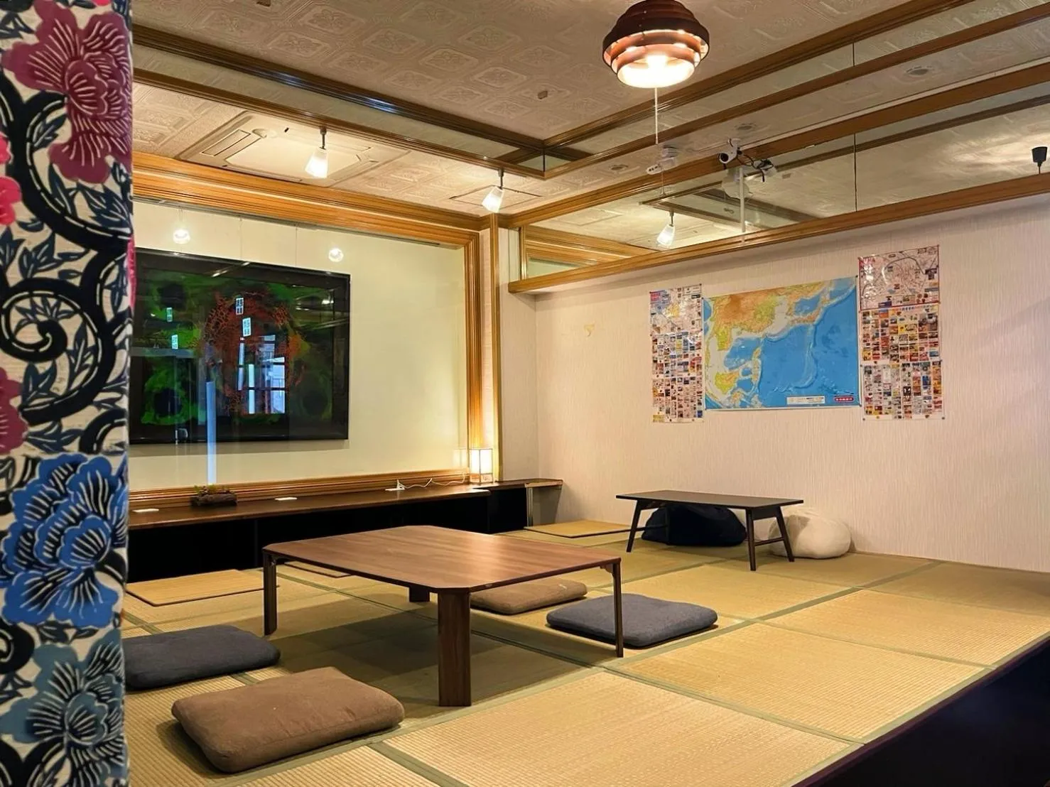 Communal lounge/ TV room in Guest House Umikaji