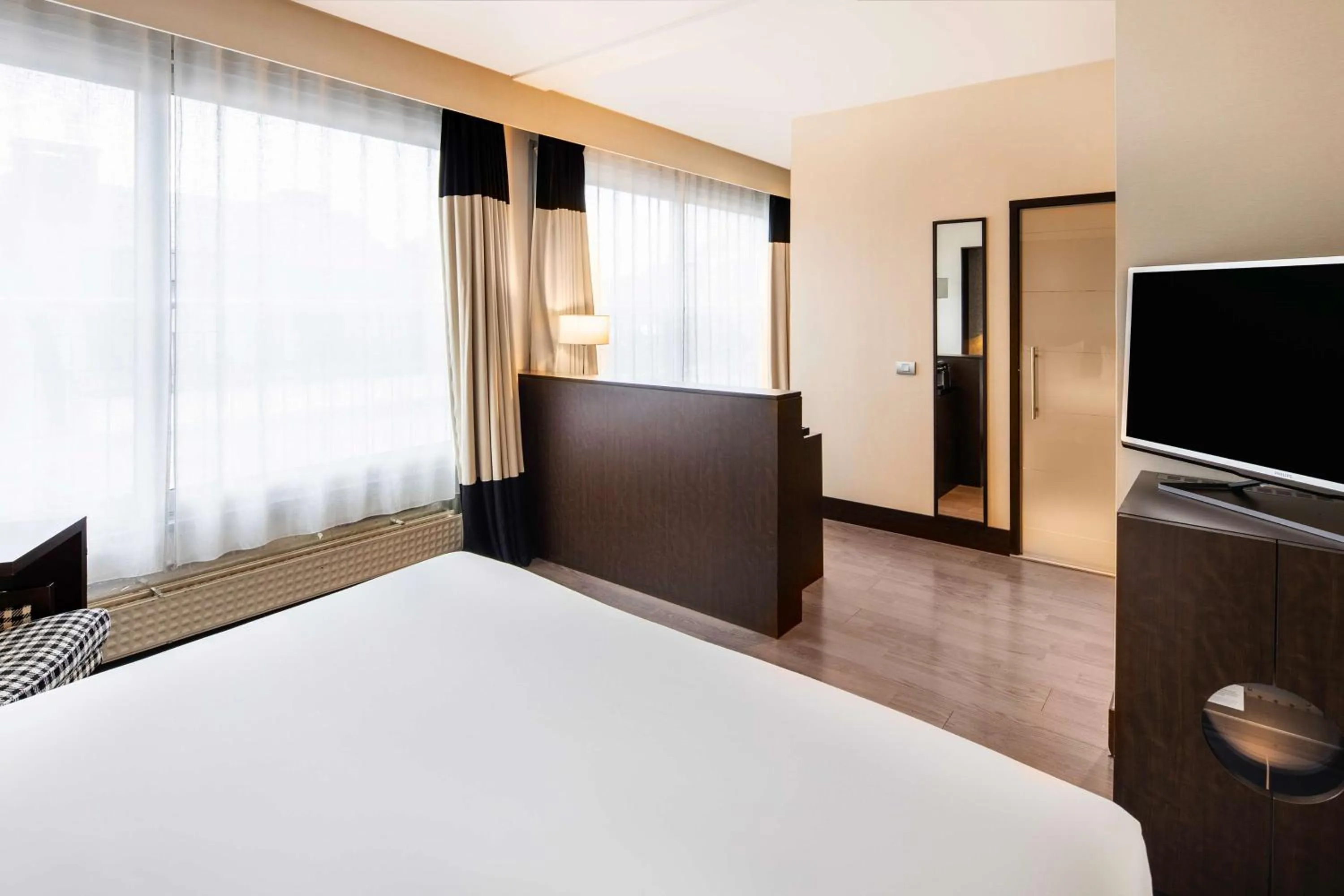 Photo of the whole room, Bed in NH Brussels Stéphanie