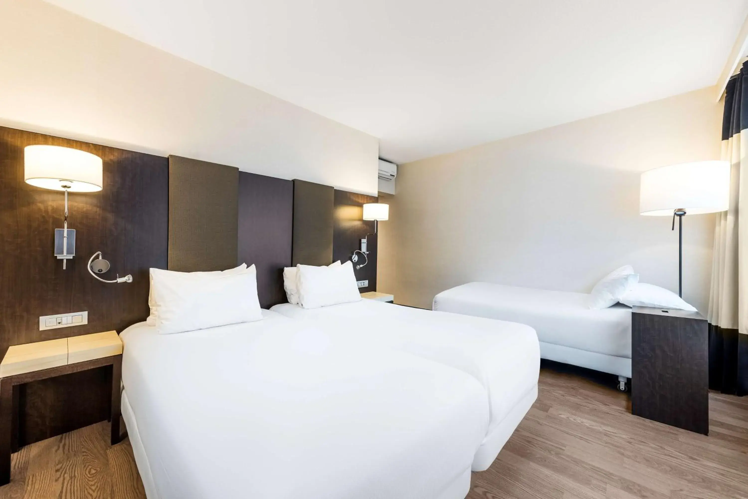 Photo of the whole room, Bed in NH Brussels Stéphanie Photo of the whole room, Bed in NH Brussels Stéphanie