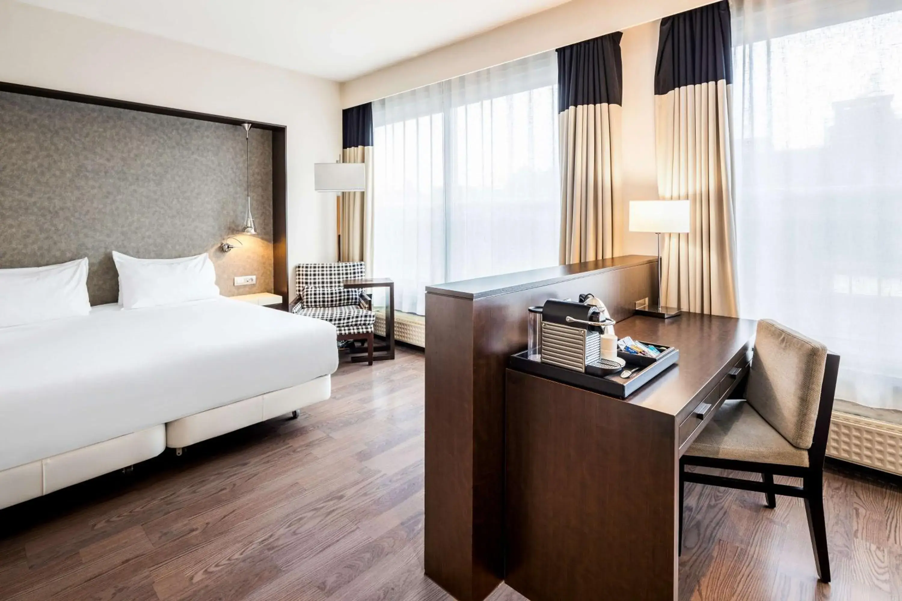 Photo of the whole room, Bed in NH Brussels Stéphanie Photo of the whole room, Bed in NH Brussels Stéphanie