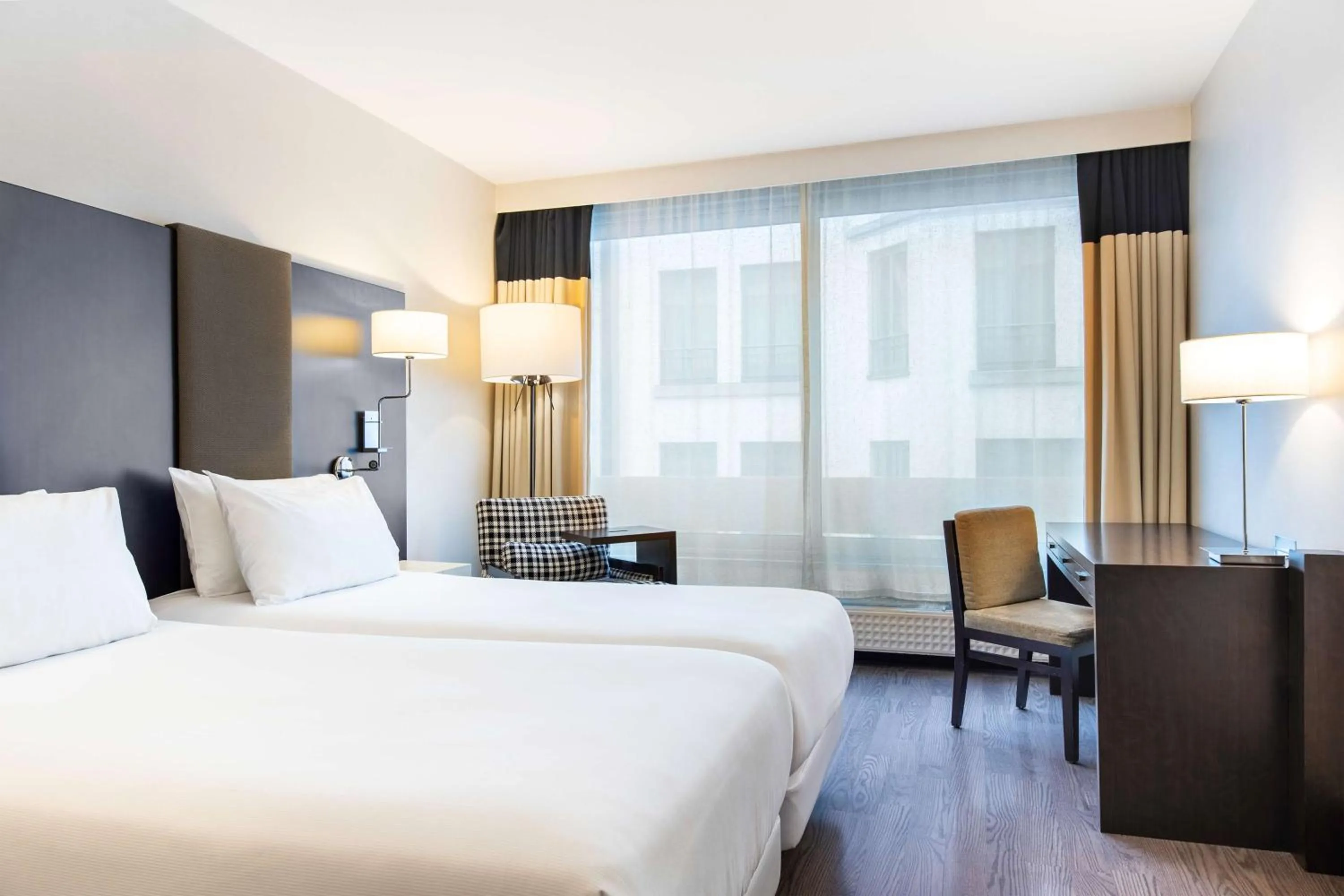 Photo of the whole room, Bed in NH Brussels Stéphanie