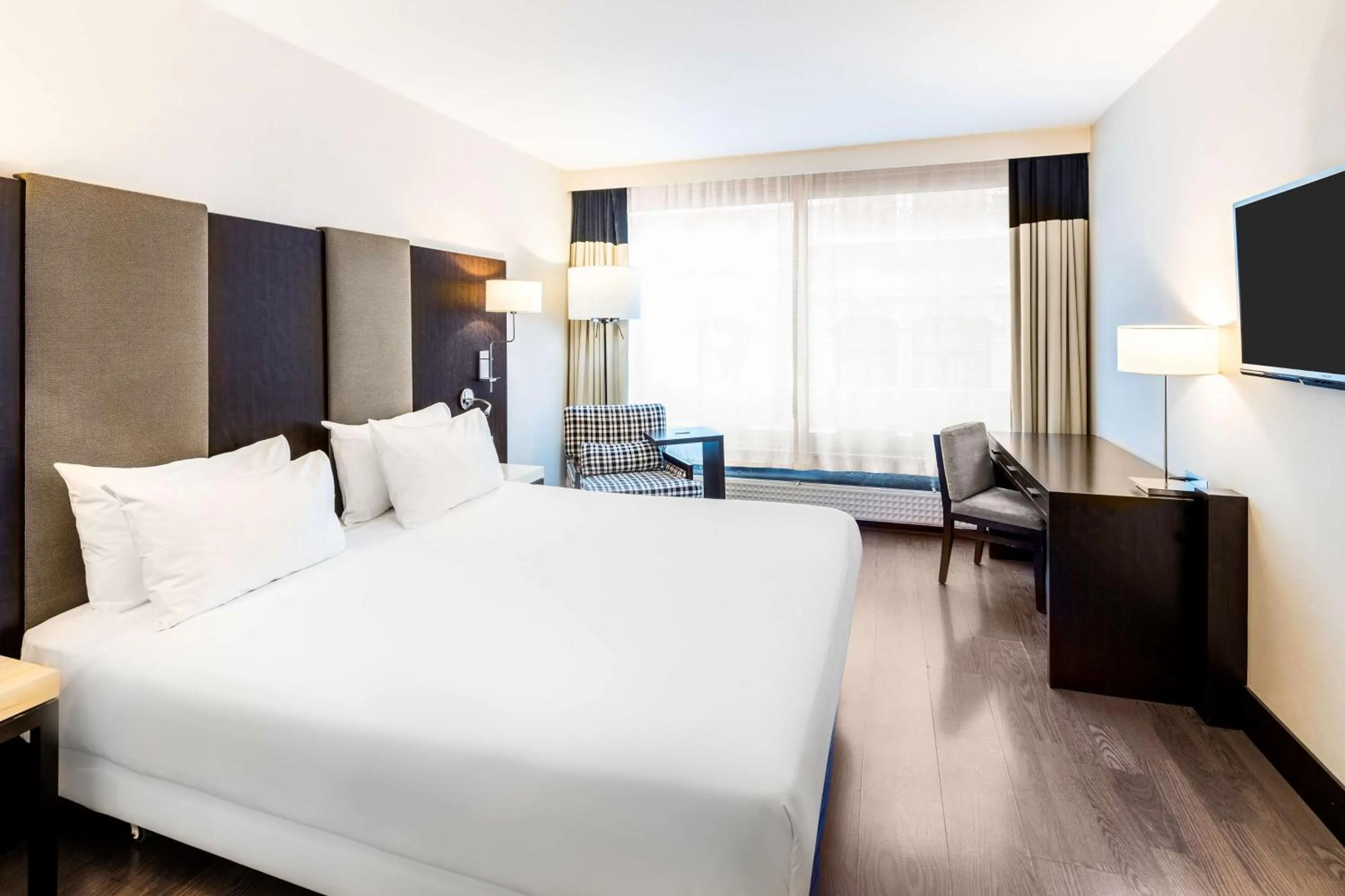 Photo of the whole room, Bed in NH Brussels Stéphanie