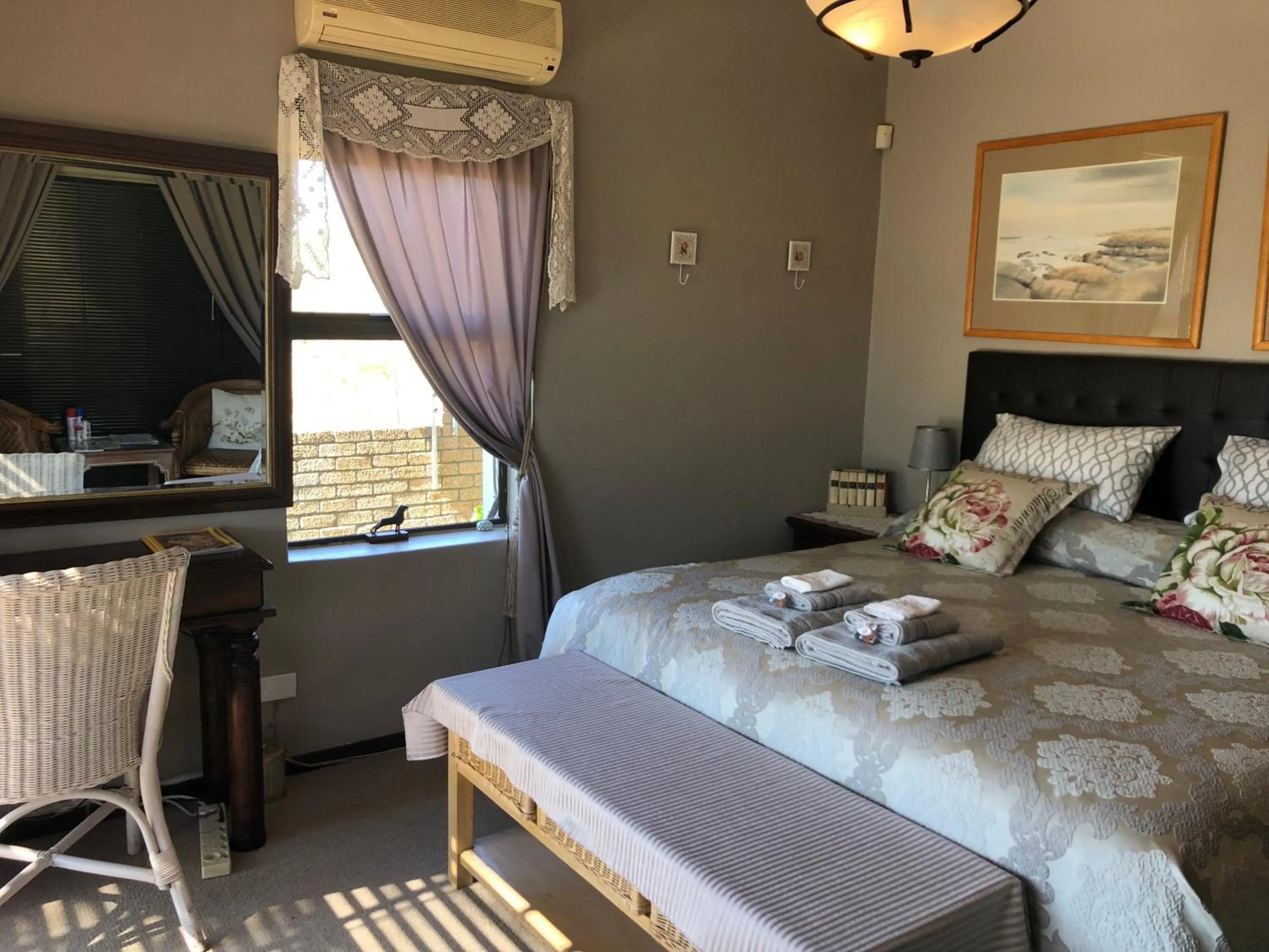 Photo of the whole room, Bed in Wellington Country House