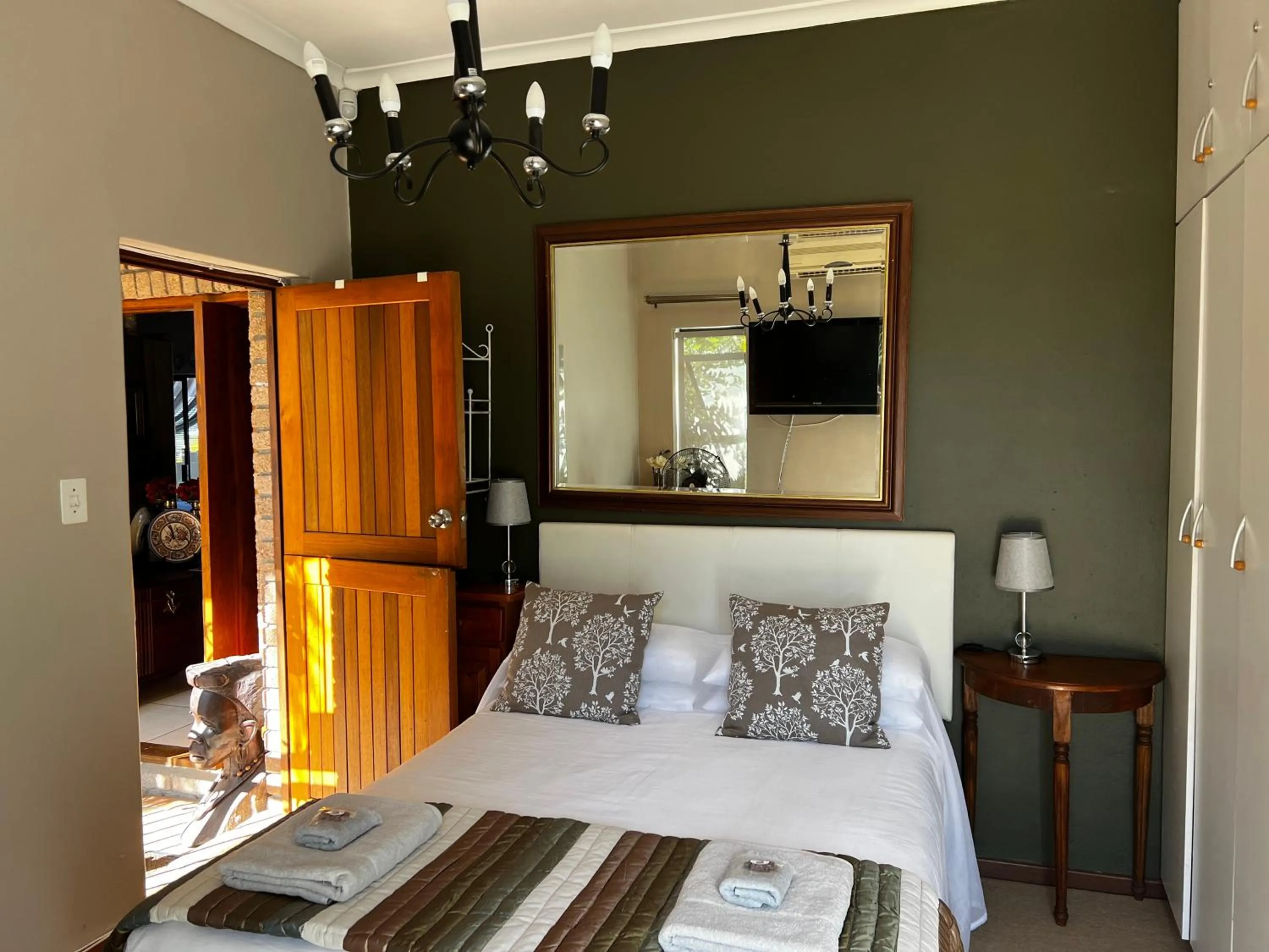 Photo of the whole room, Bed in Wellington Country House