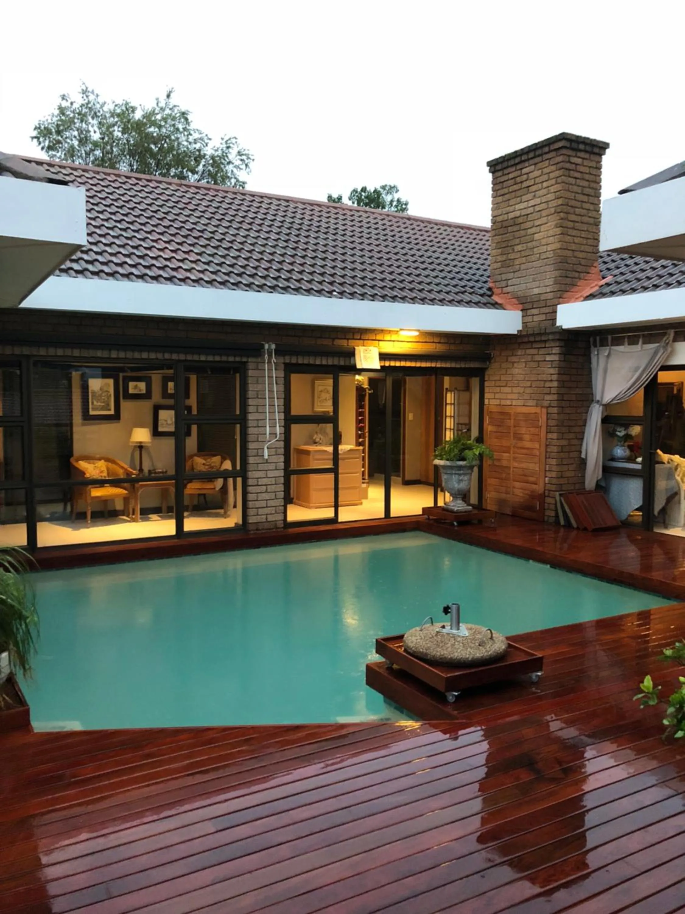 Swimming pool in Wellington Country House