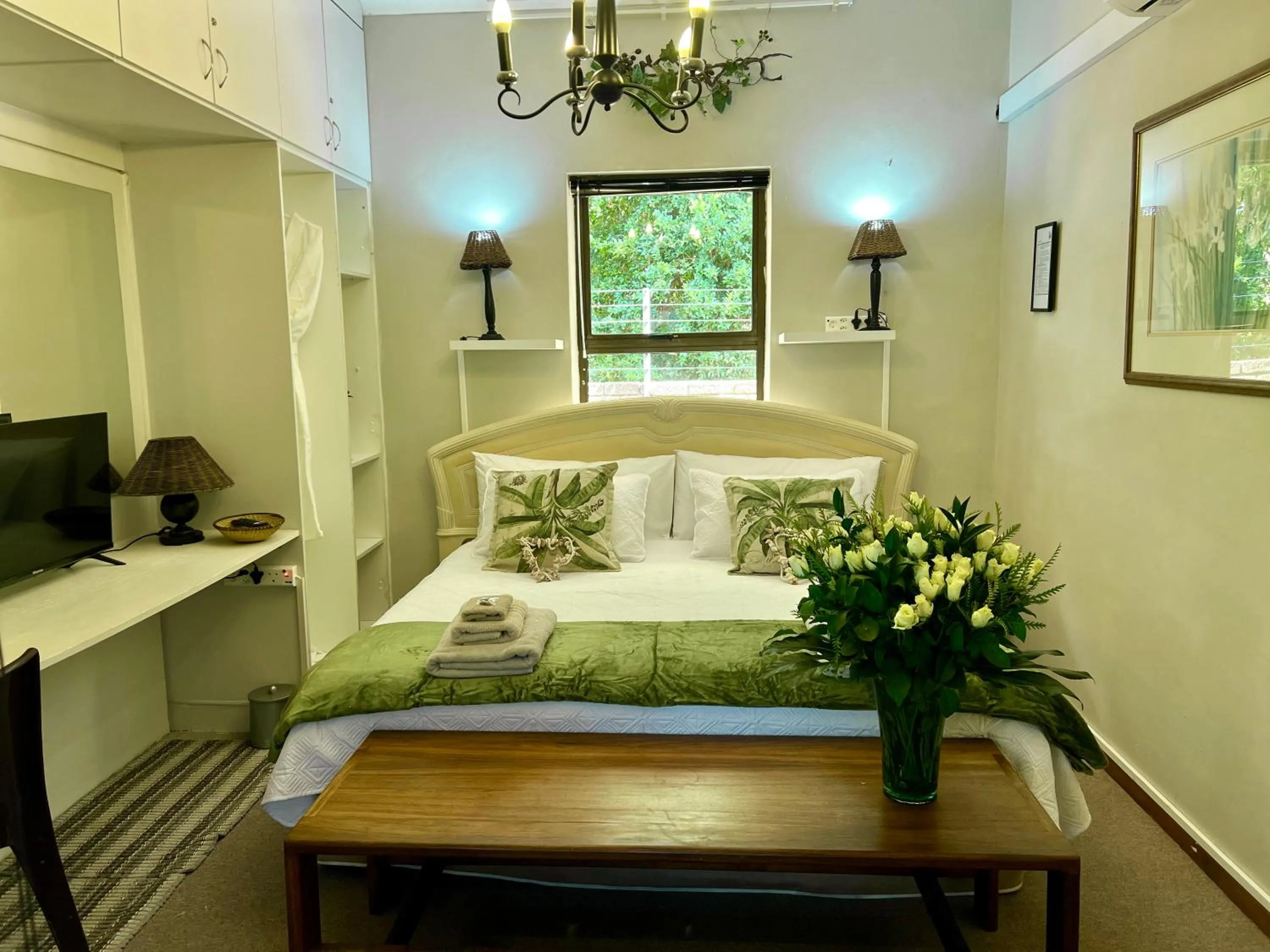 Photo of the whole room, Bed in Wellington Country House