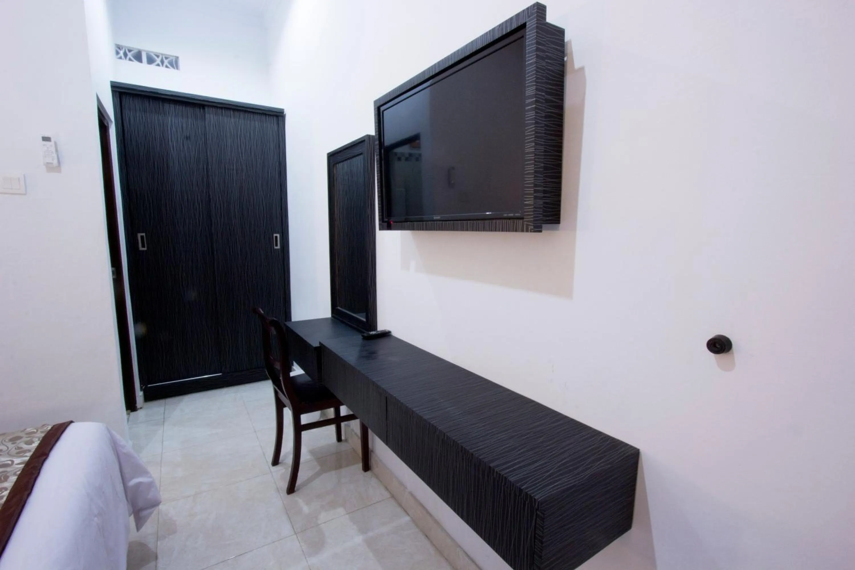 Day, Bed in Asta House