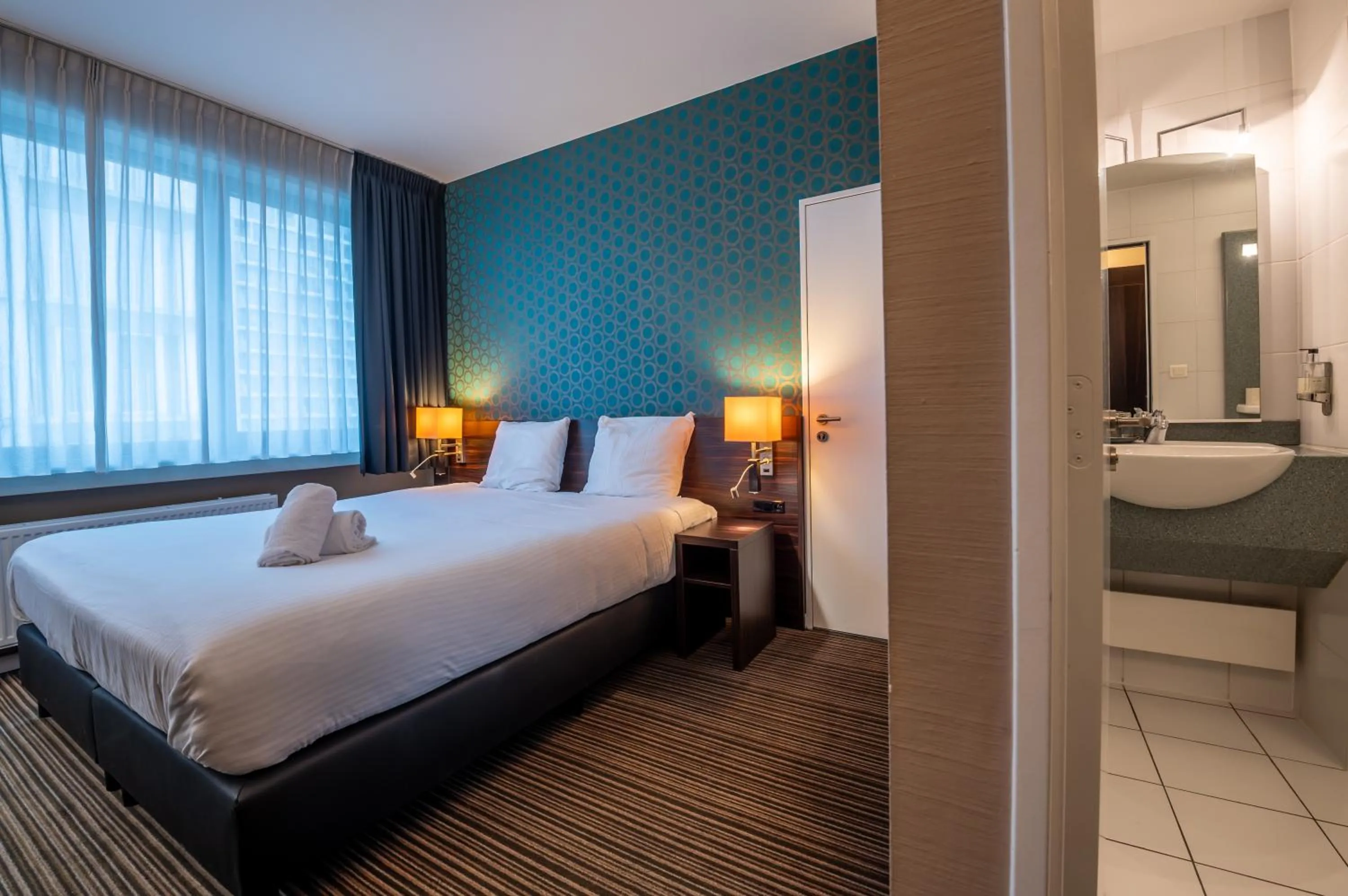 Bathroom, Bed in Hotel Docklands Antwerpen