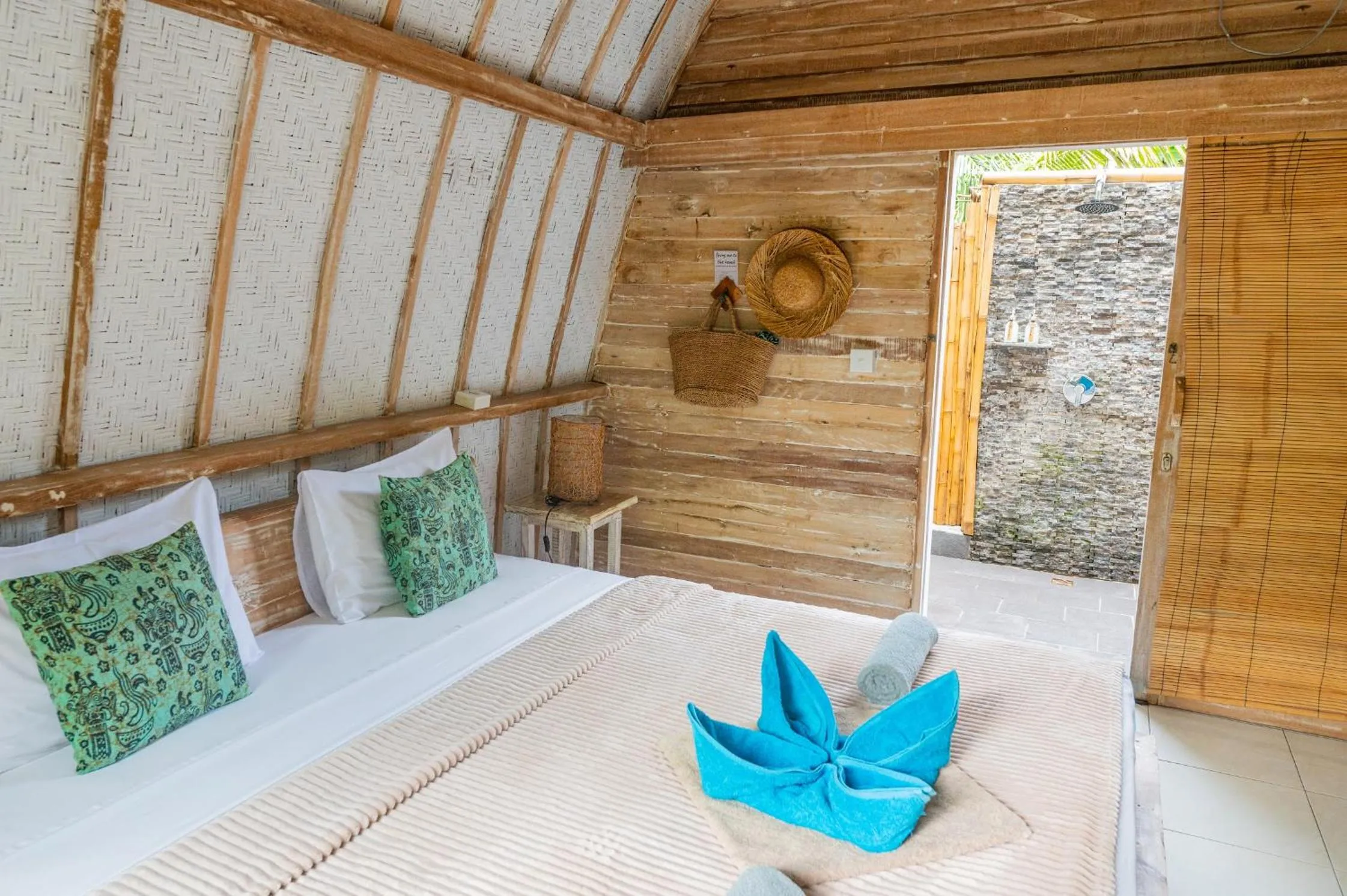 Photo of the whole room, Bed in Gili Matiki