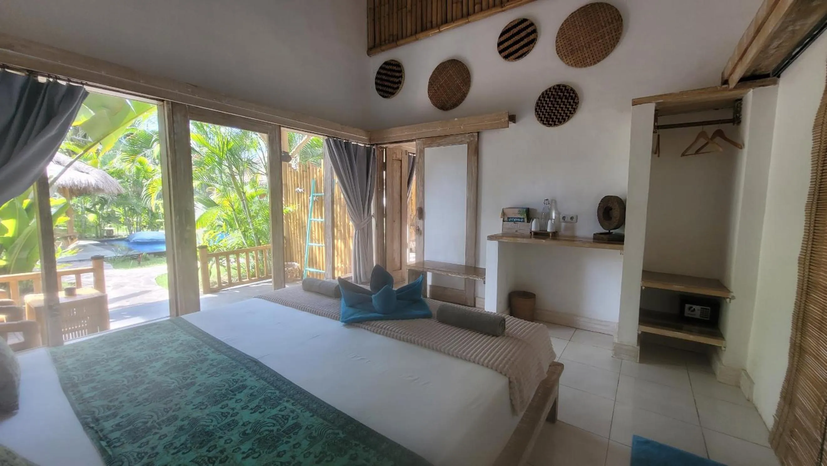 Photo of the whole room, Bed in Gili Matiki
