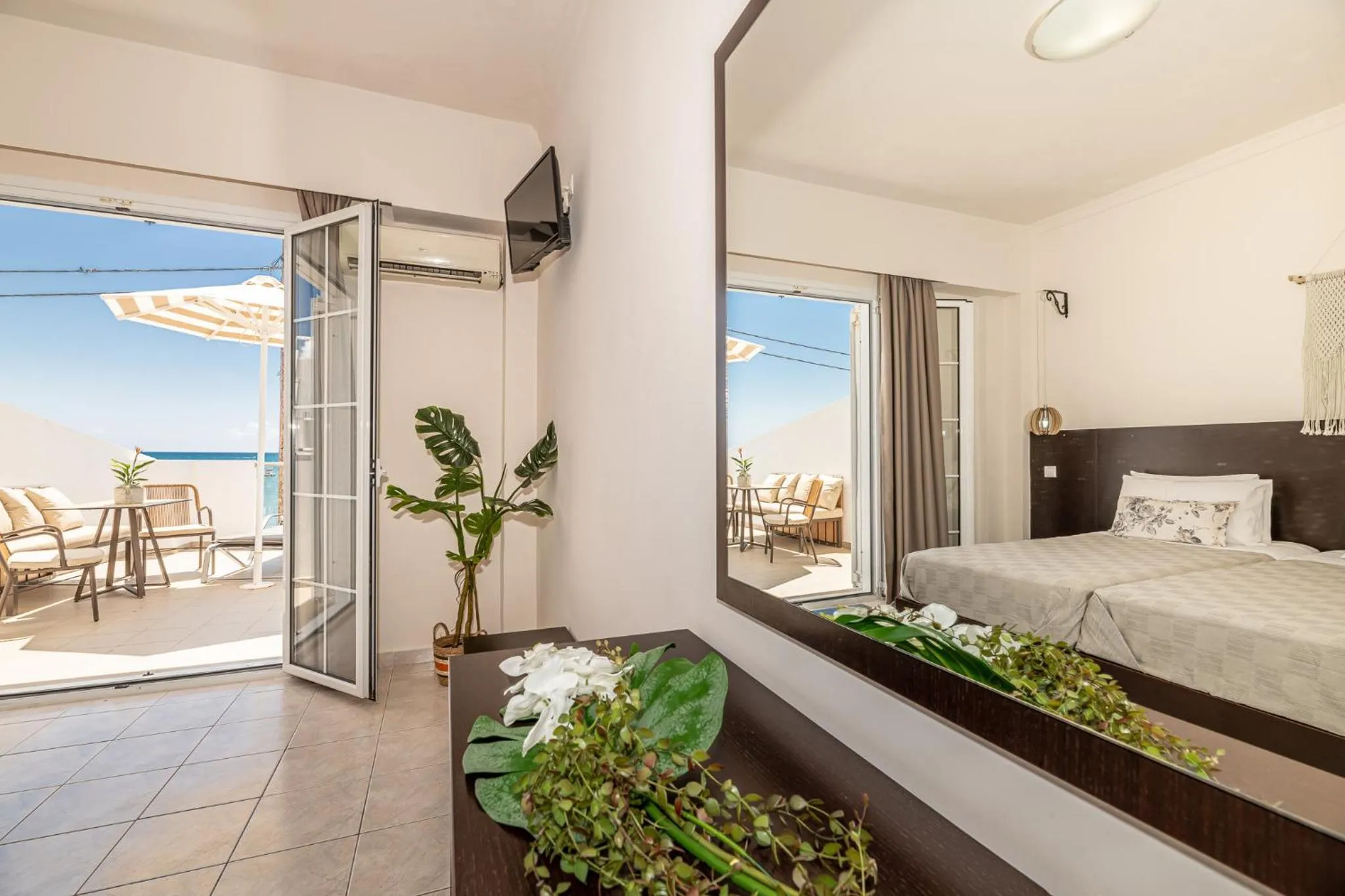 Mouria Studios & Apartments