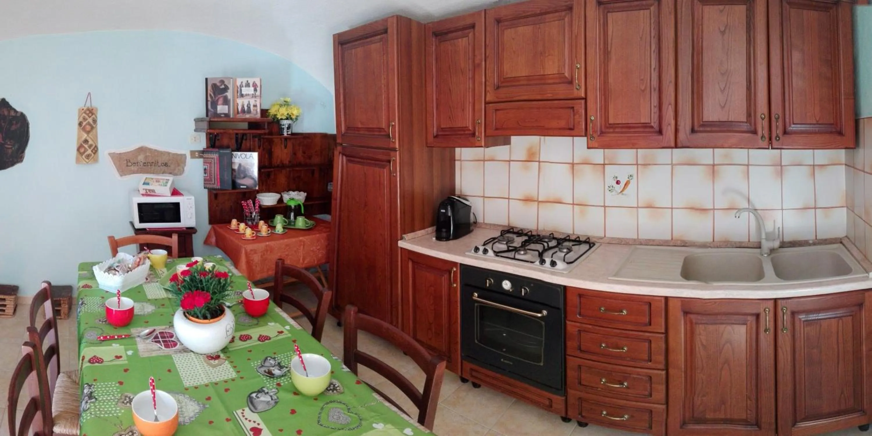 Communal kitchen in B&B Oasi Tepilora