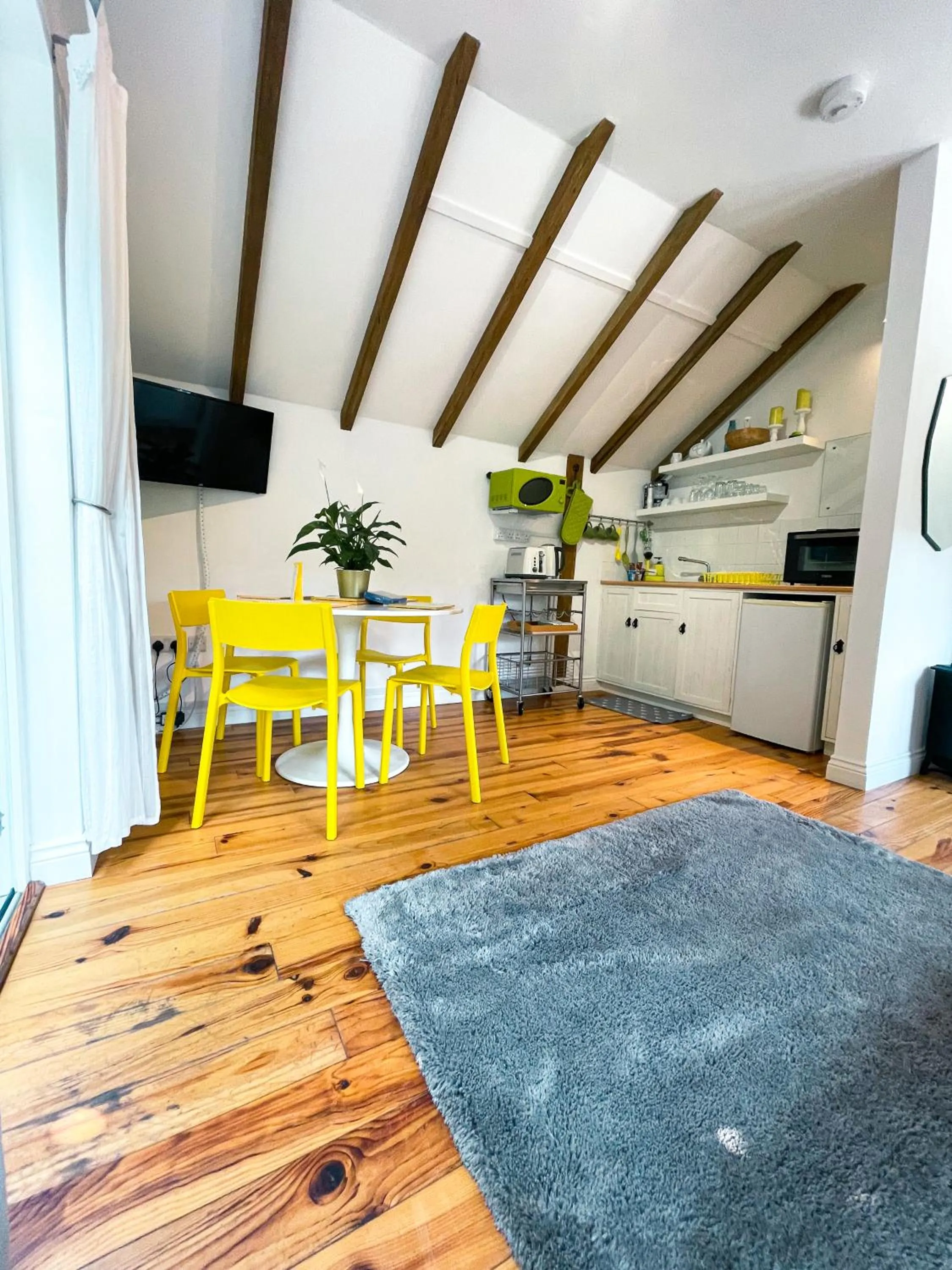 Kitchen or kitchenette in Holmdale Holiday Cottages