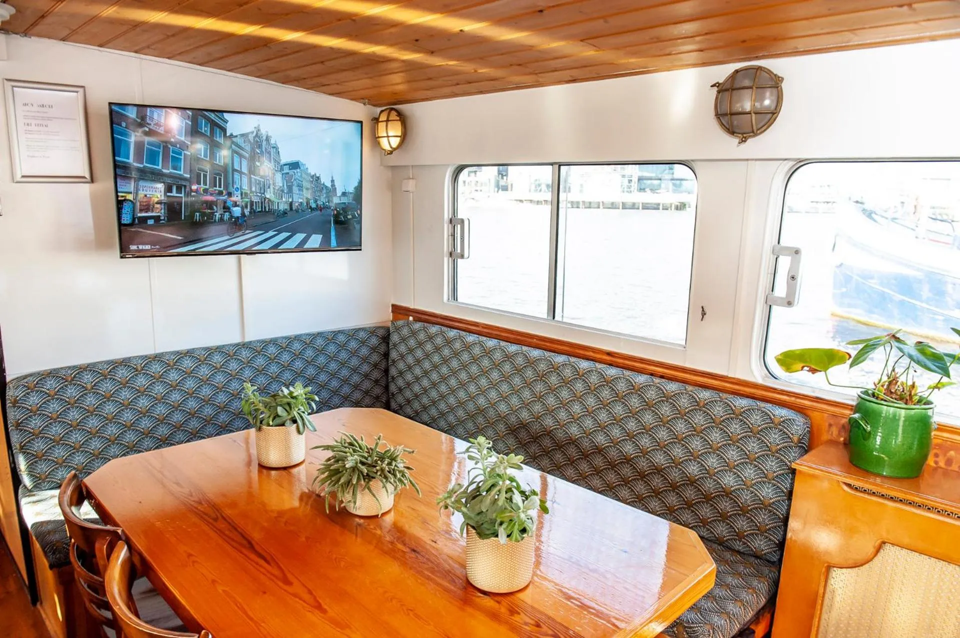 TV and multimedia in The Cabin @ MPS Noorderzon