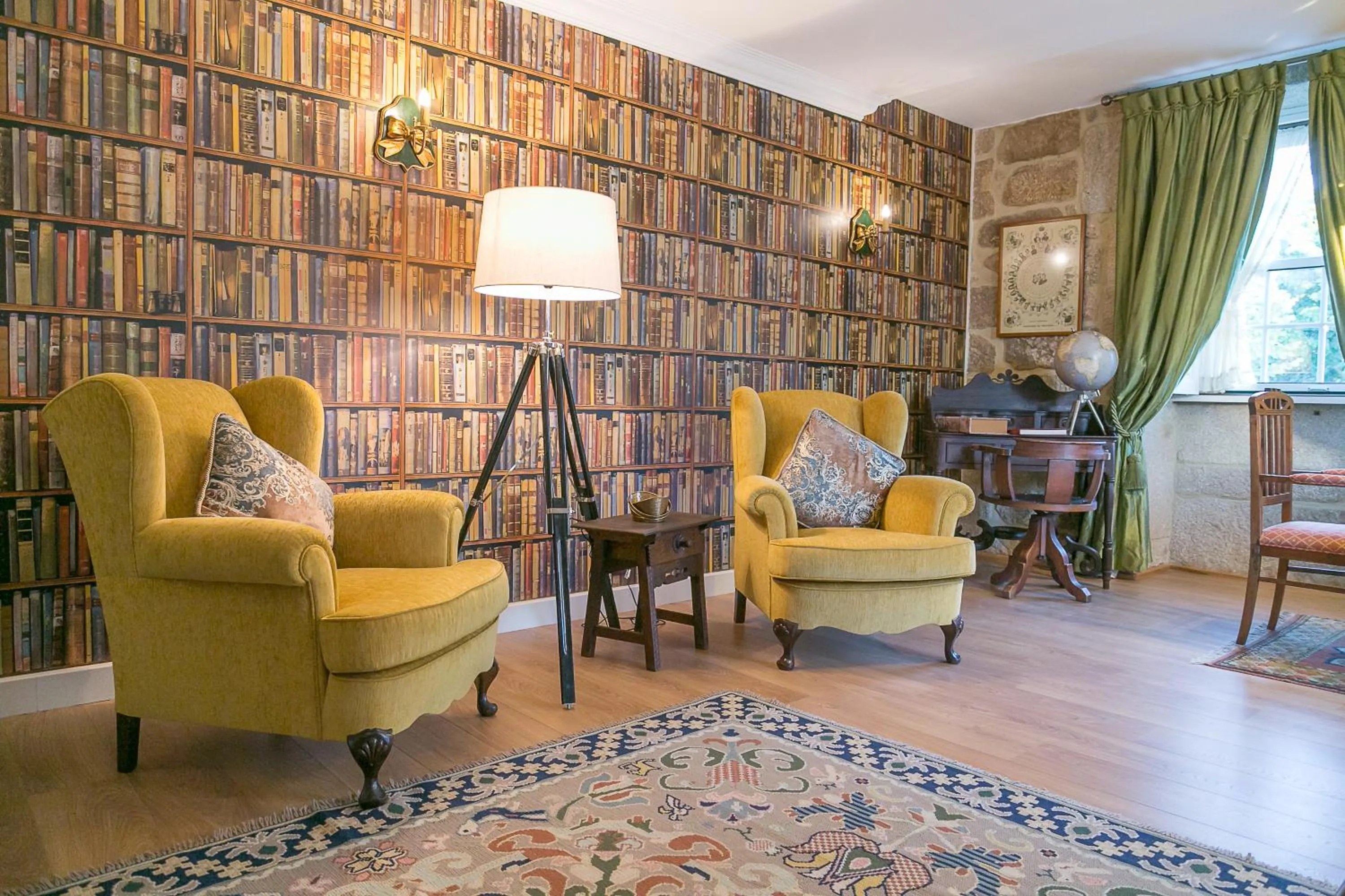 Communal lounge/ TV room in Solar Sampaio e Melo