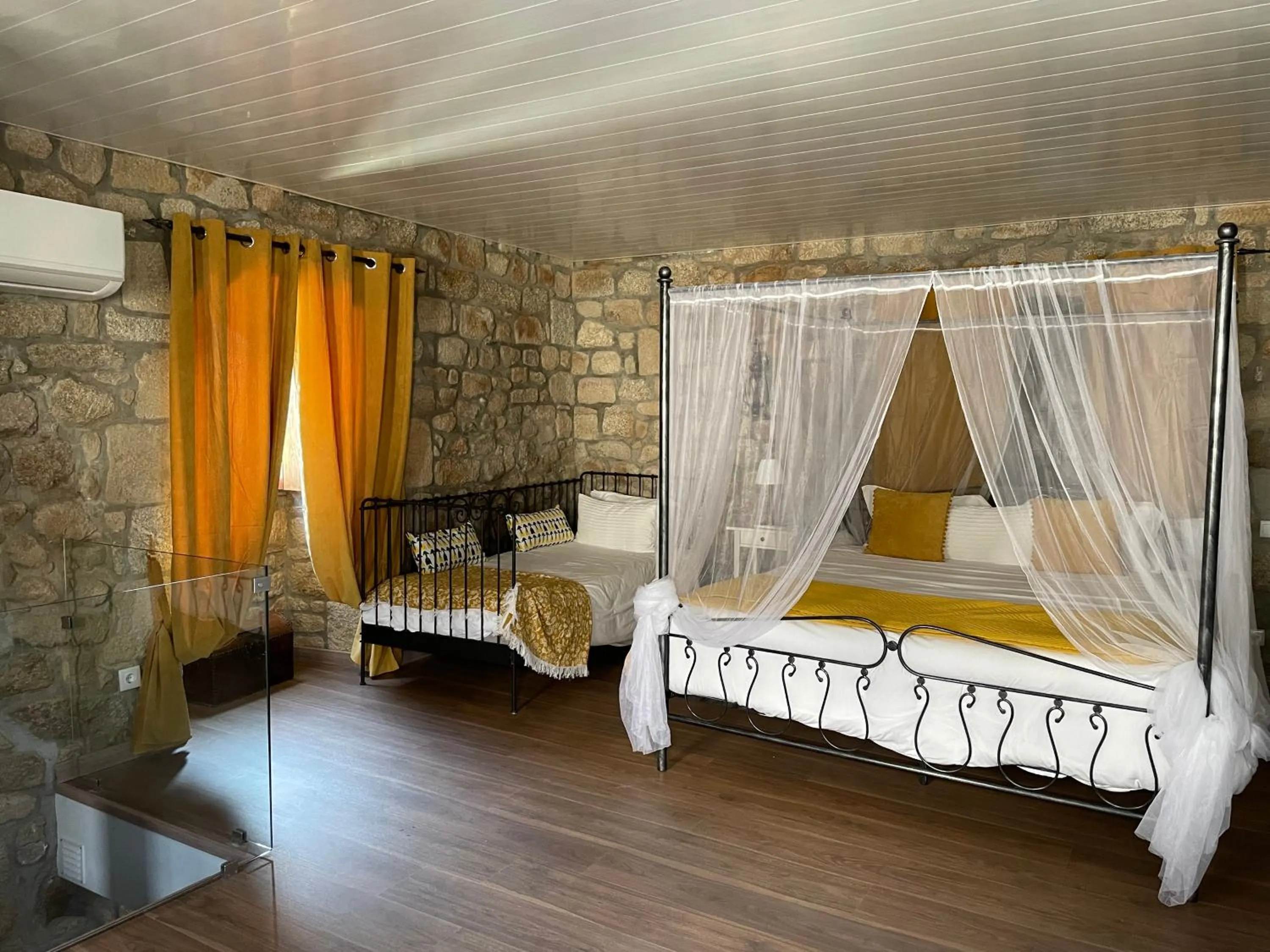 Photo of the whole room, Bed in Solar Sampaio e Melo