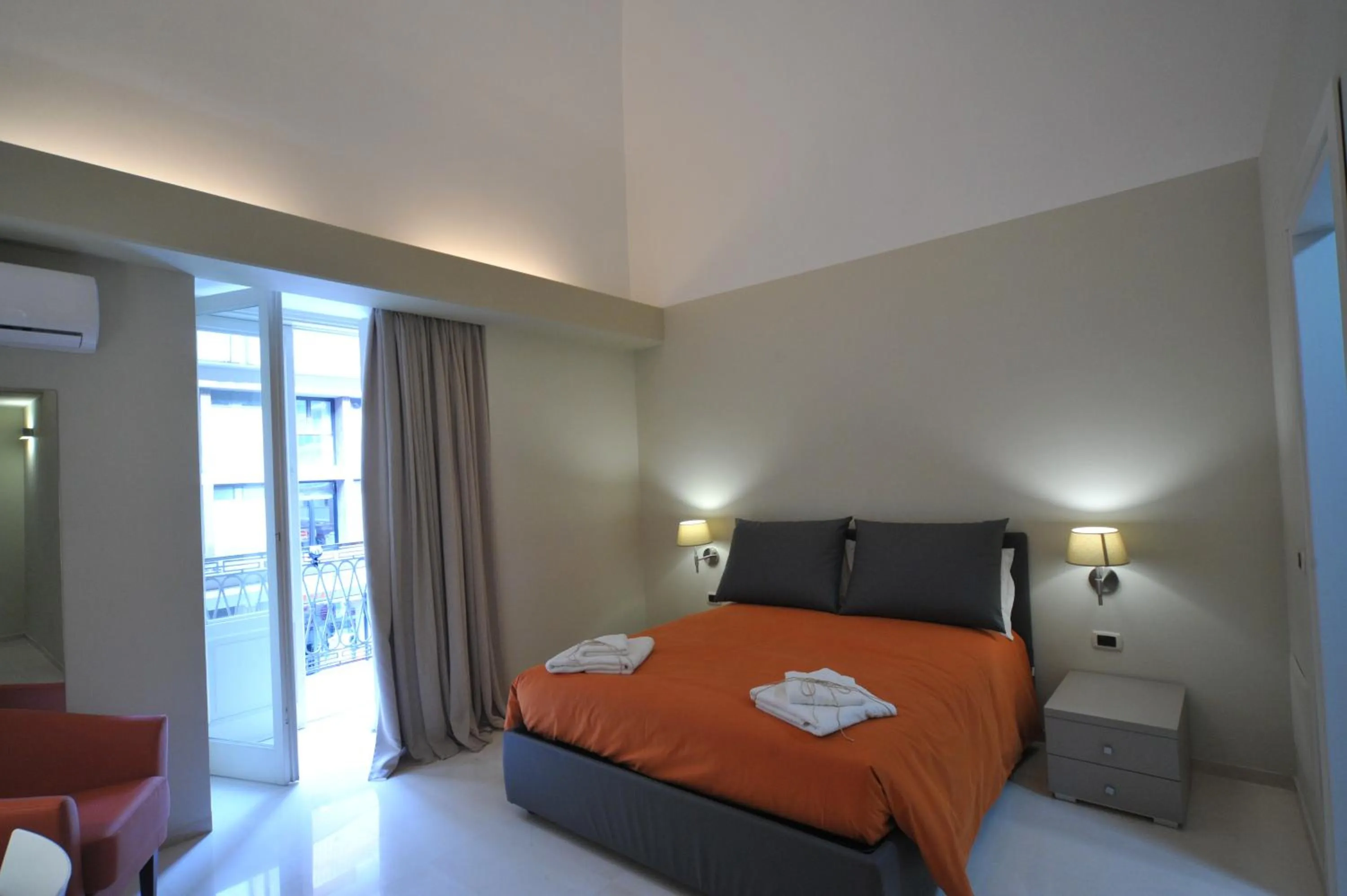 Photo of the whole room, Bed in Gatto Bianco House