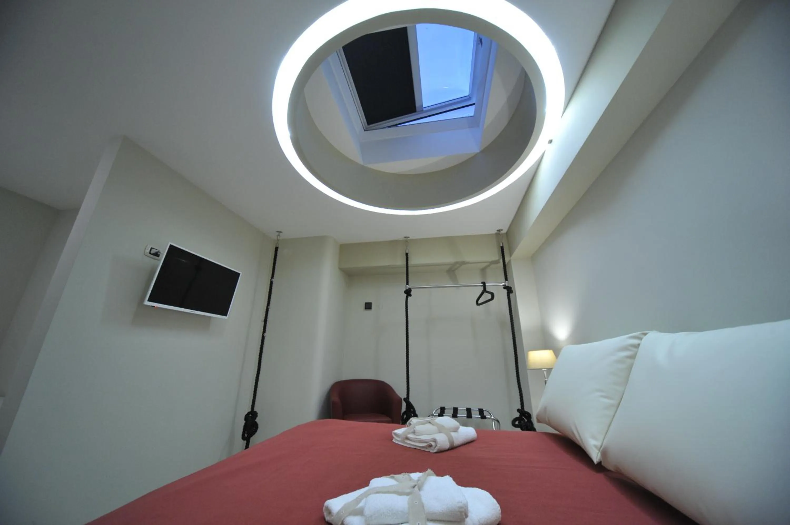 Photo of the whole room, Bed in Gatto Bianco House