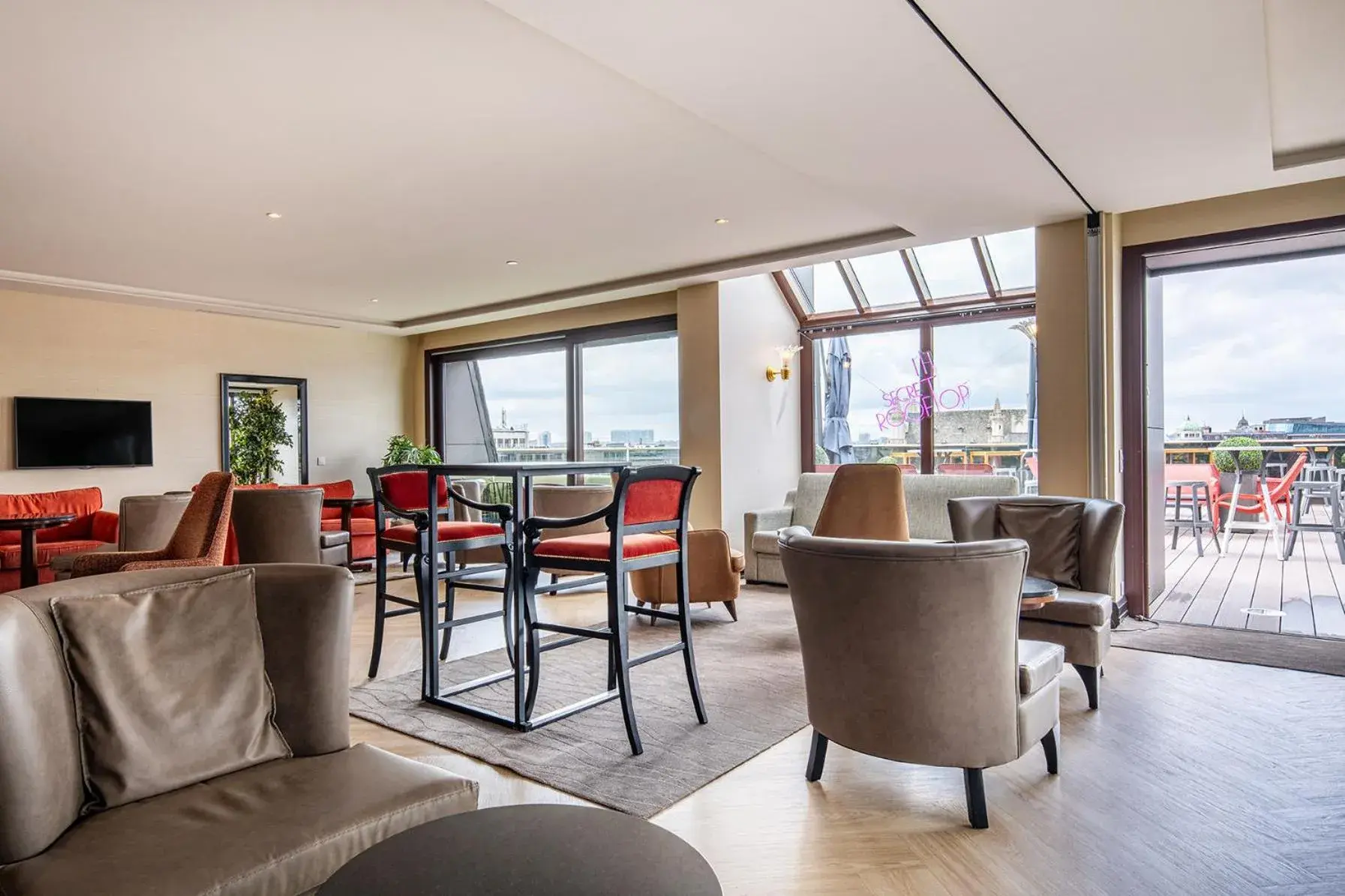 Lounge or bar in Warwick Grand-Place Brussels Lounge or bar in Warwick Grand-Place Brussels