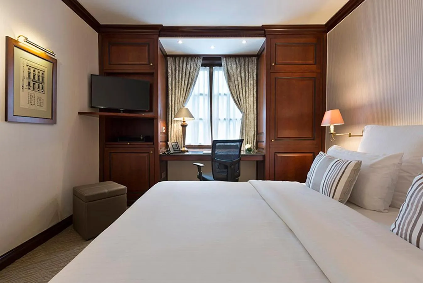 Photo of the whole room, Bed in Warwick Grand-Place Brussels