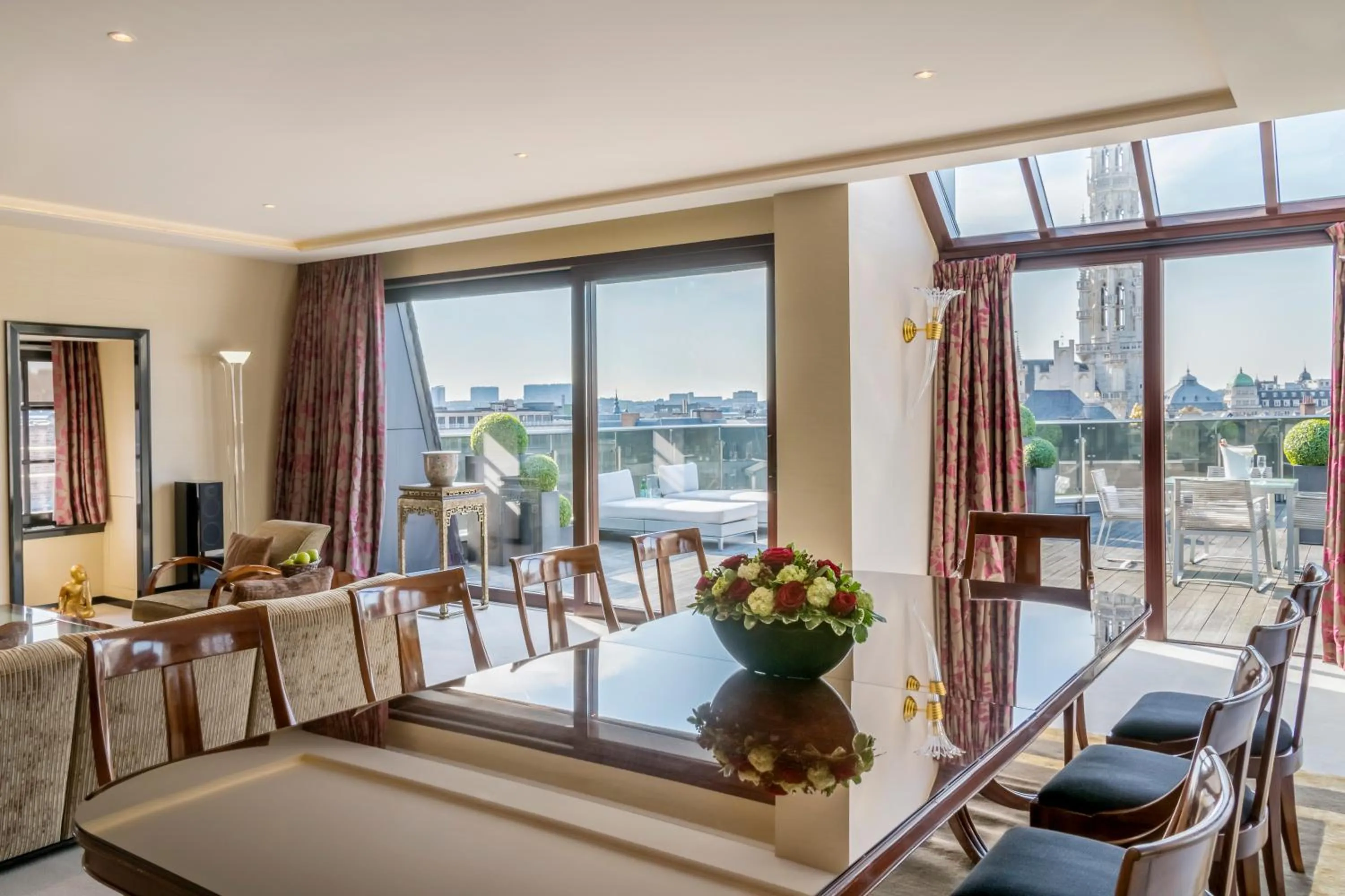 Dining area in Warwick Grand-Place Brussels