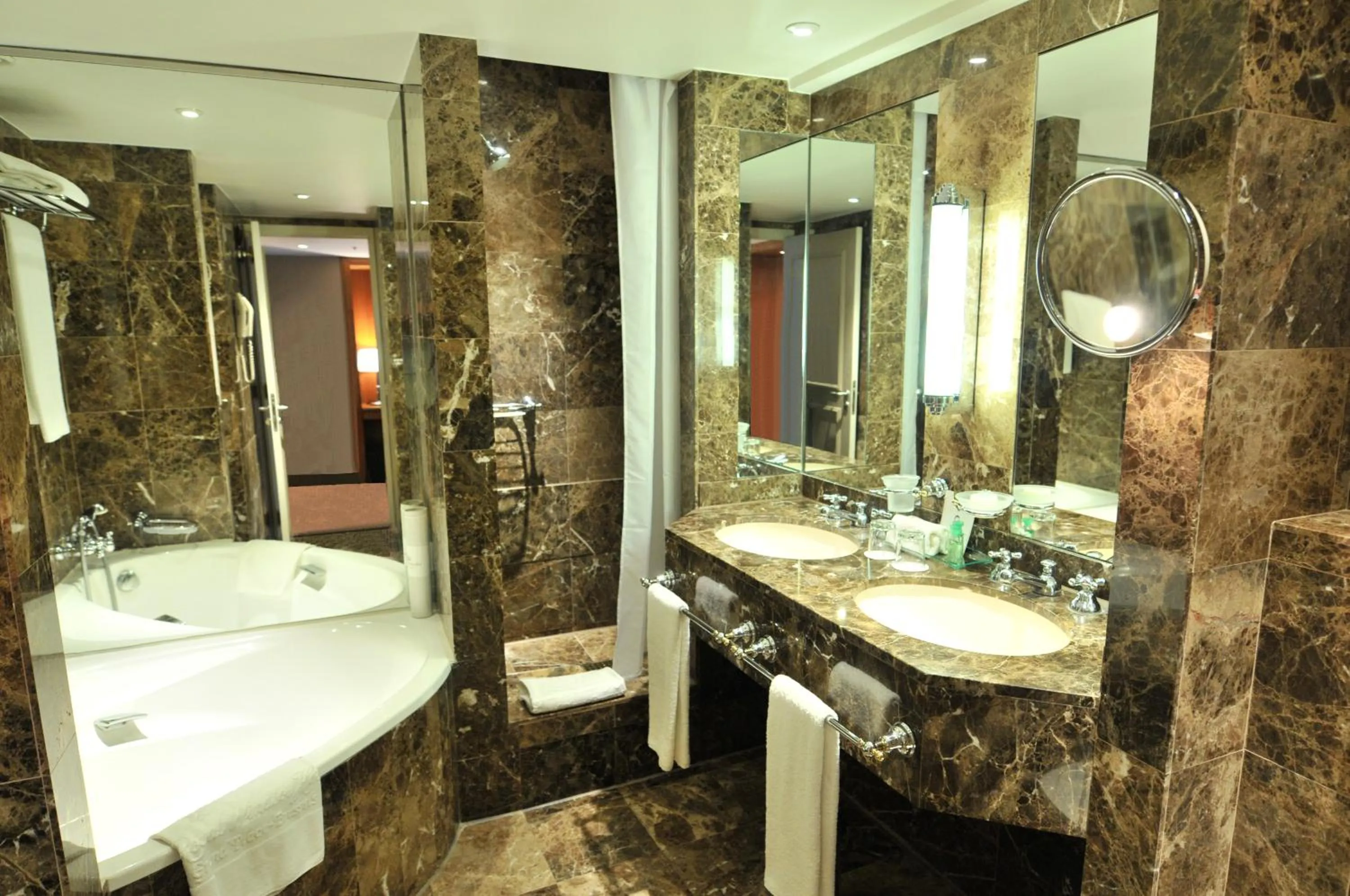 Shower in Warwick Grand-Place Brussels