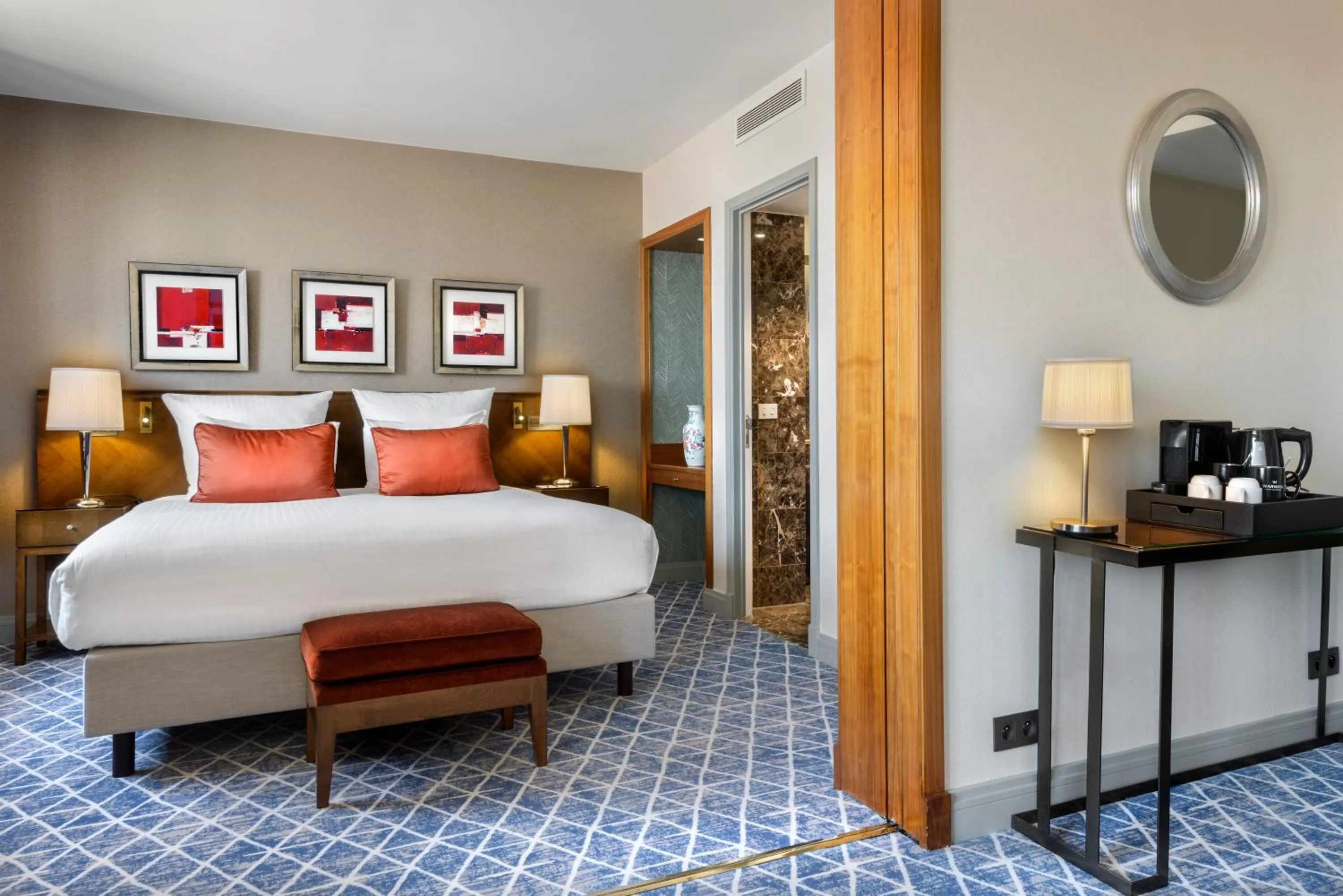 Bedroom, Bed in Warwick Grand-Place Brussels