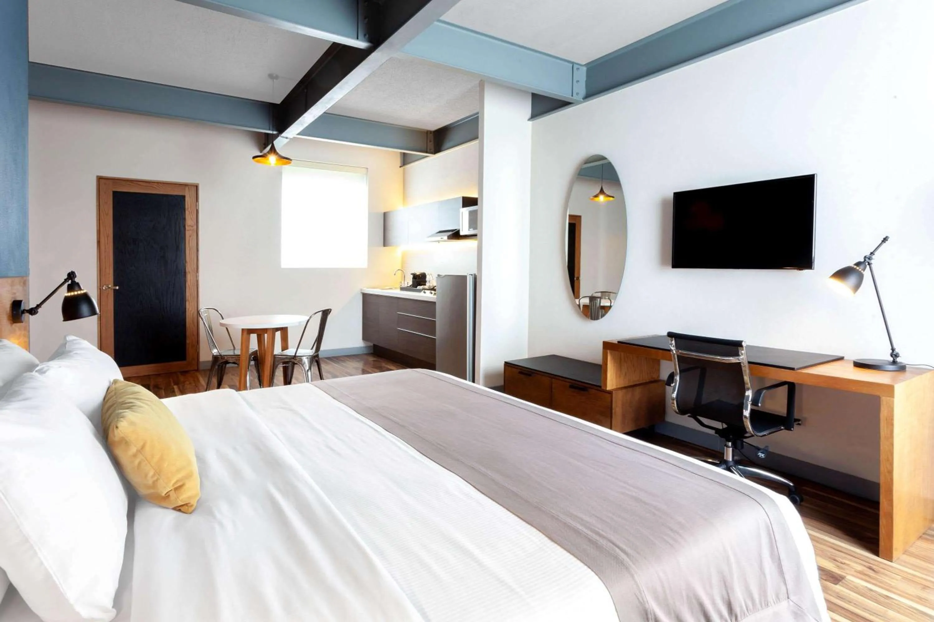 Photo of the whole room, Bed in TRYP by Wyndham San Luis Potosi Hotel & Suites