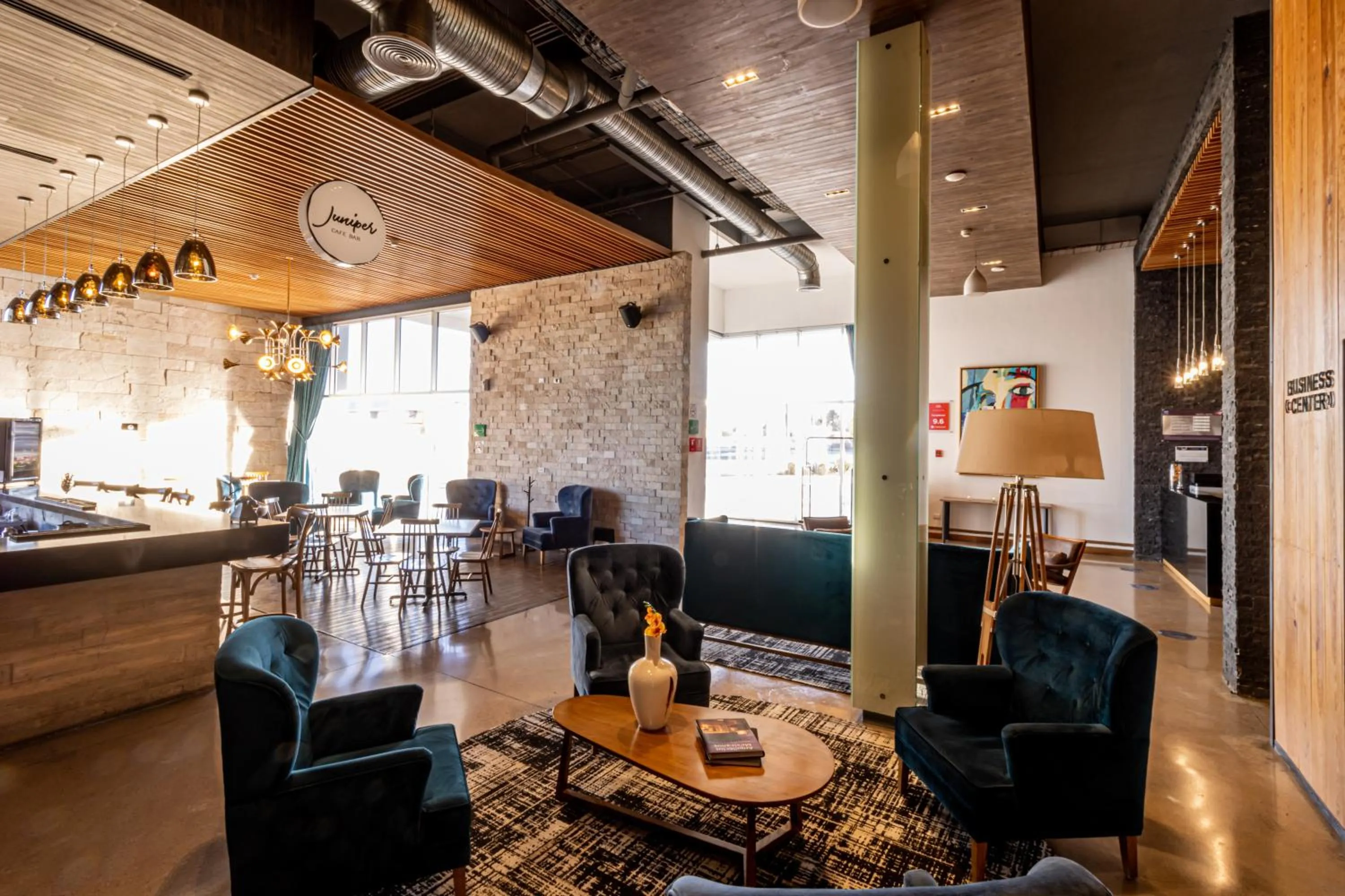 Communal lounge/ TV room in TRYP by Wyndham San Luis Potosi Hotel & Suites