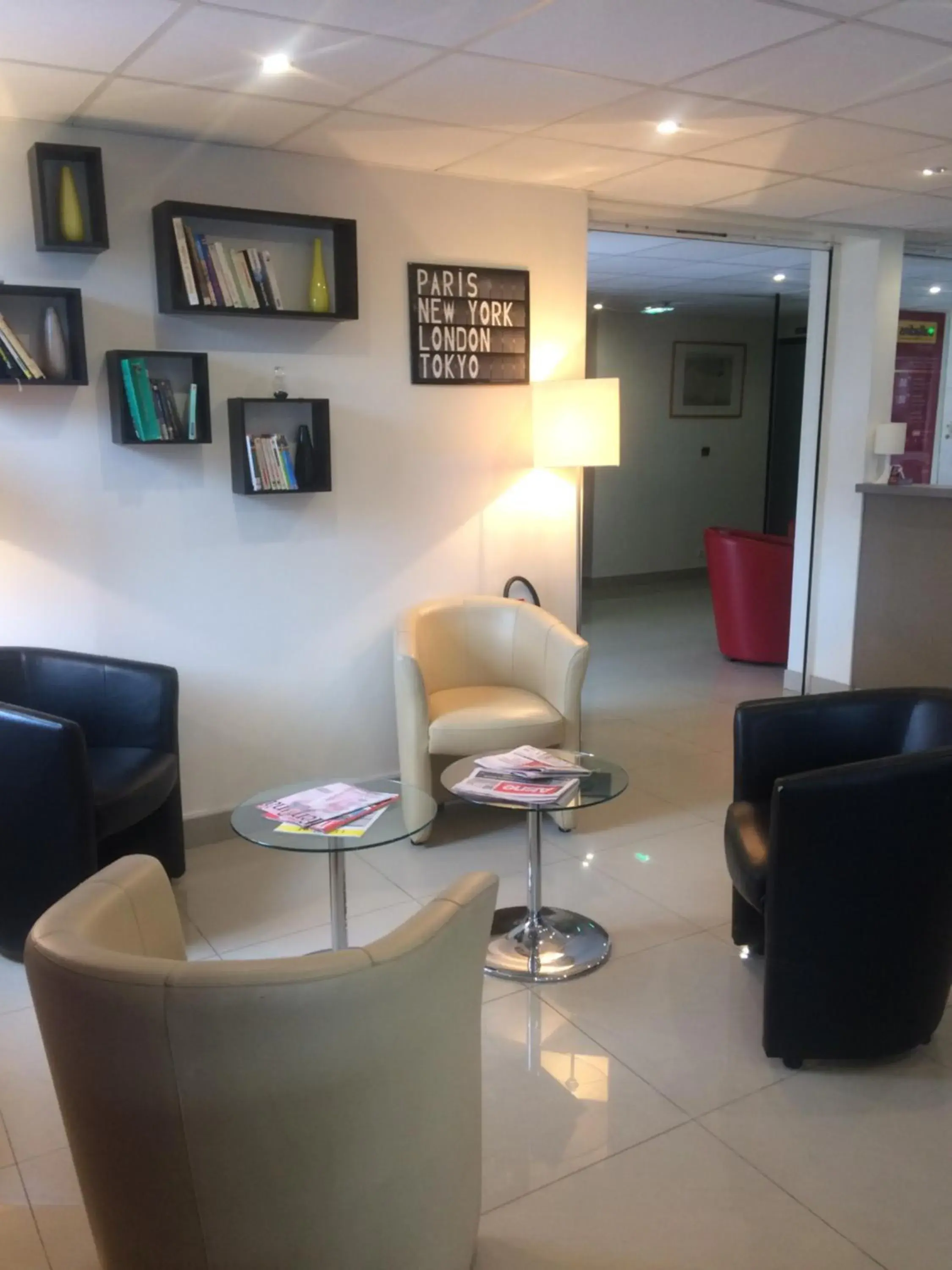 Lounge or bar in initial by balladins Saint-Quentin / Gauchy Lounge or bar in initial by balladins Saint-Quentin / Gauchy