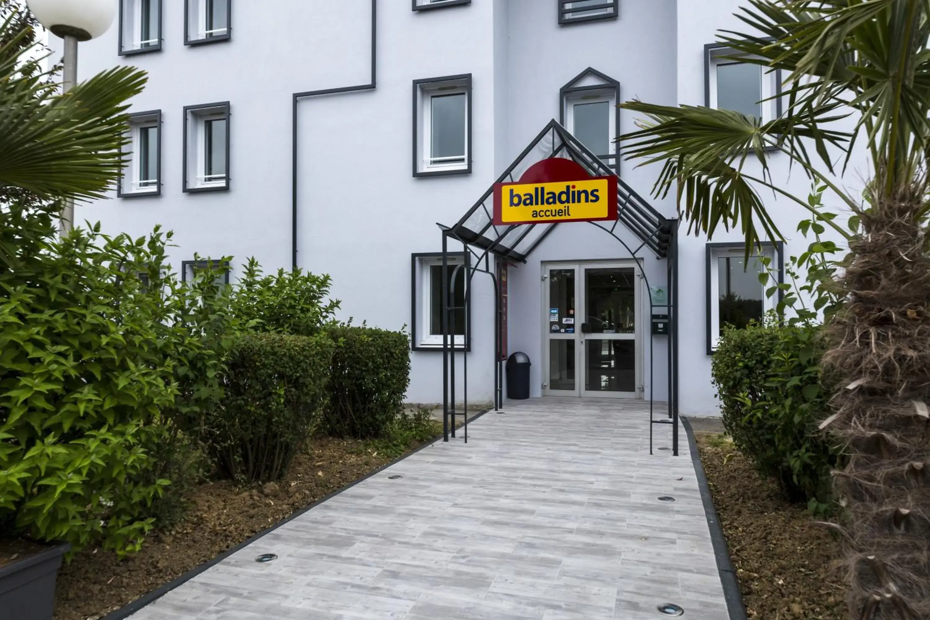 Facade/entrance in initial by balladins Saint-Quentin / Gauchy Facade/entrance in initial by balladins Saint-Quentin / Gauchy