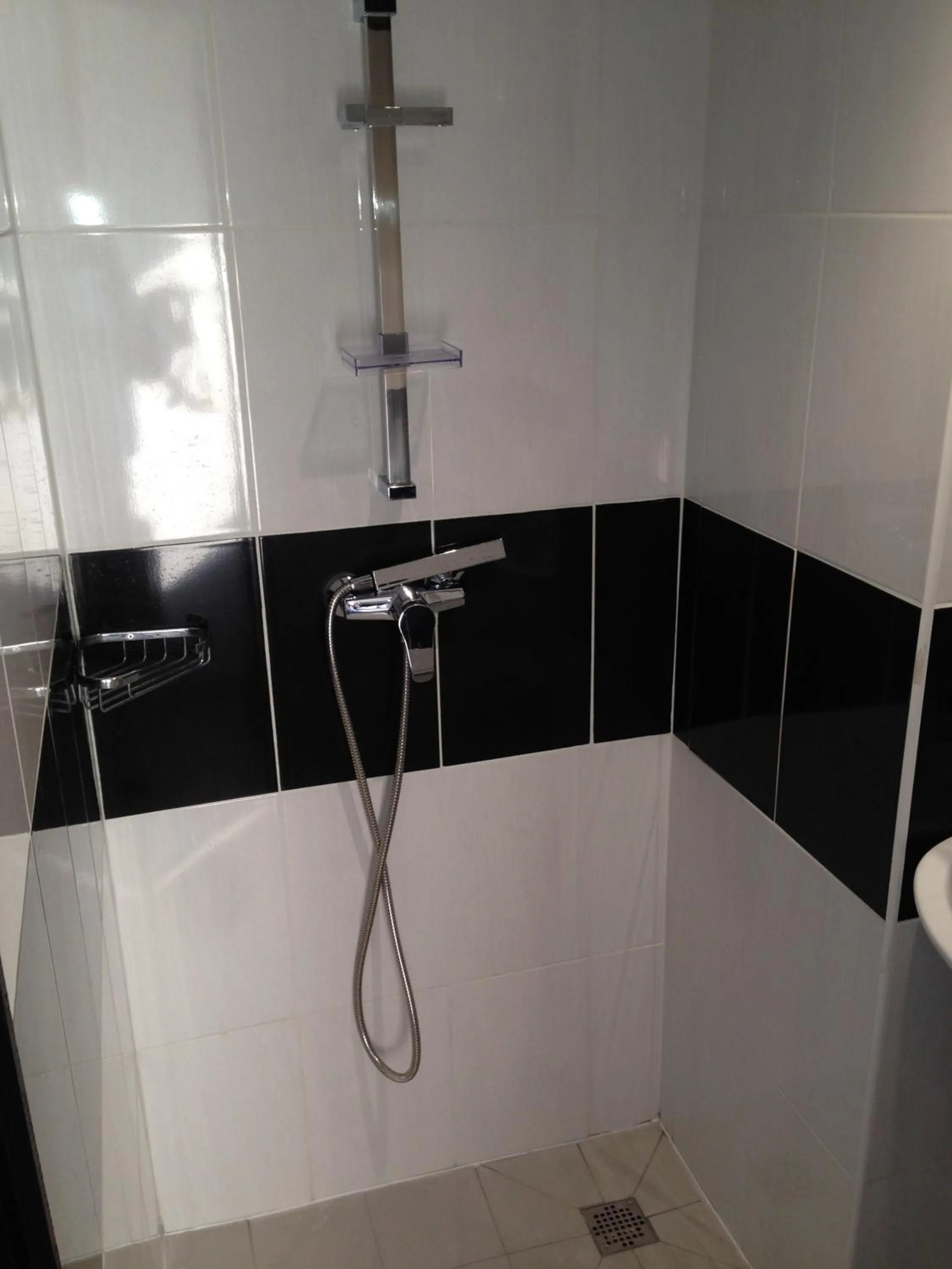 Shower in initial by balladins Saint-Quentin / Gauchy