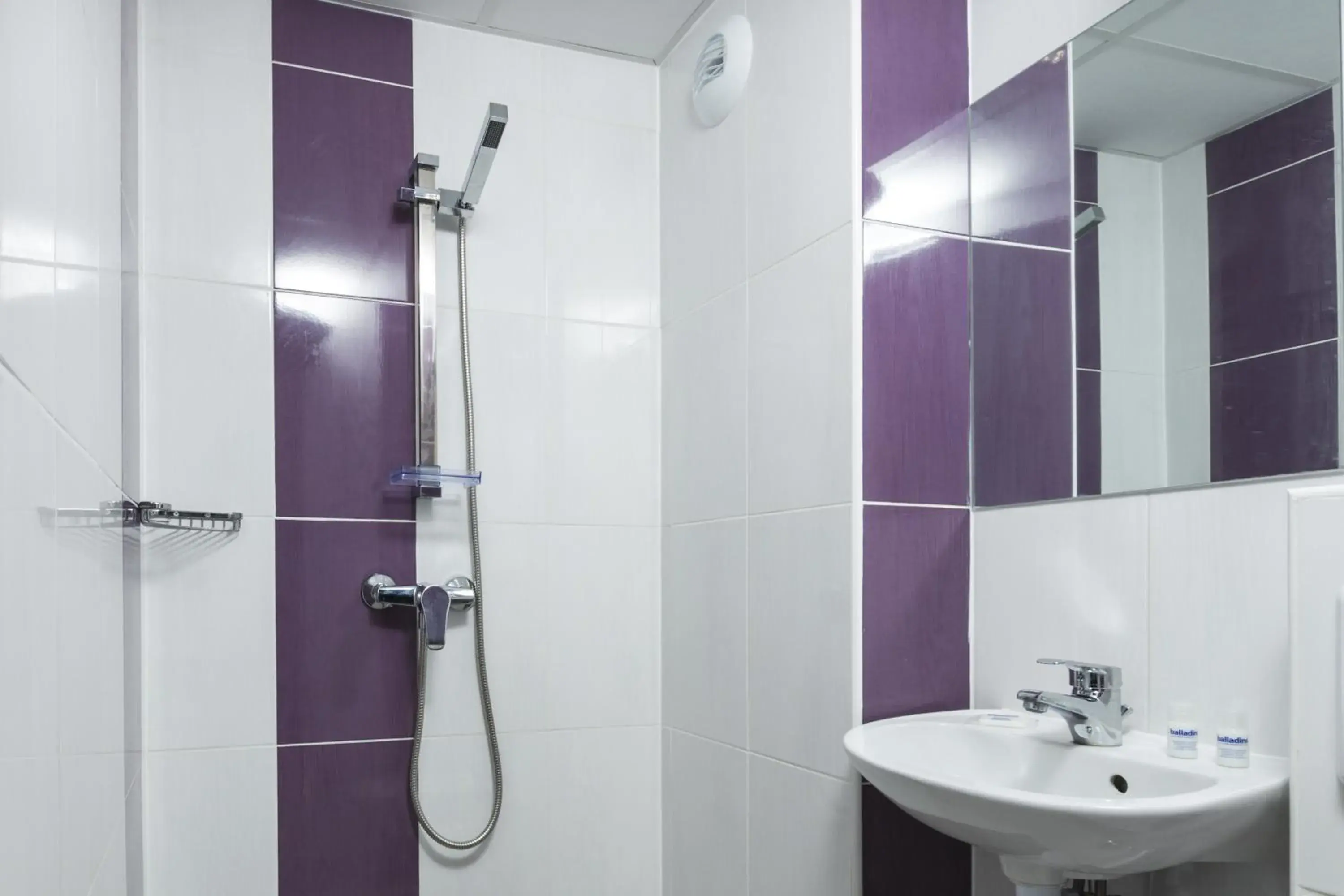 Bathroom in initial by balladins Saint-Quentin / Gauchy Bathroom in initial by balladins Saint-Quentin / Gauchy