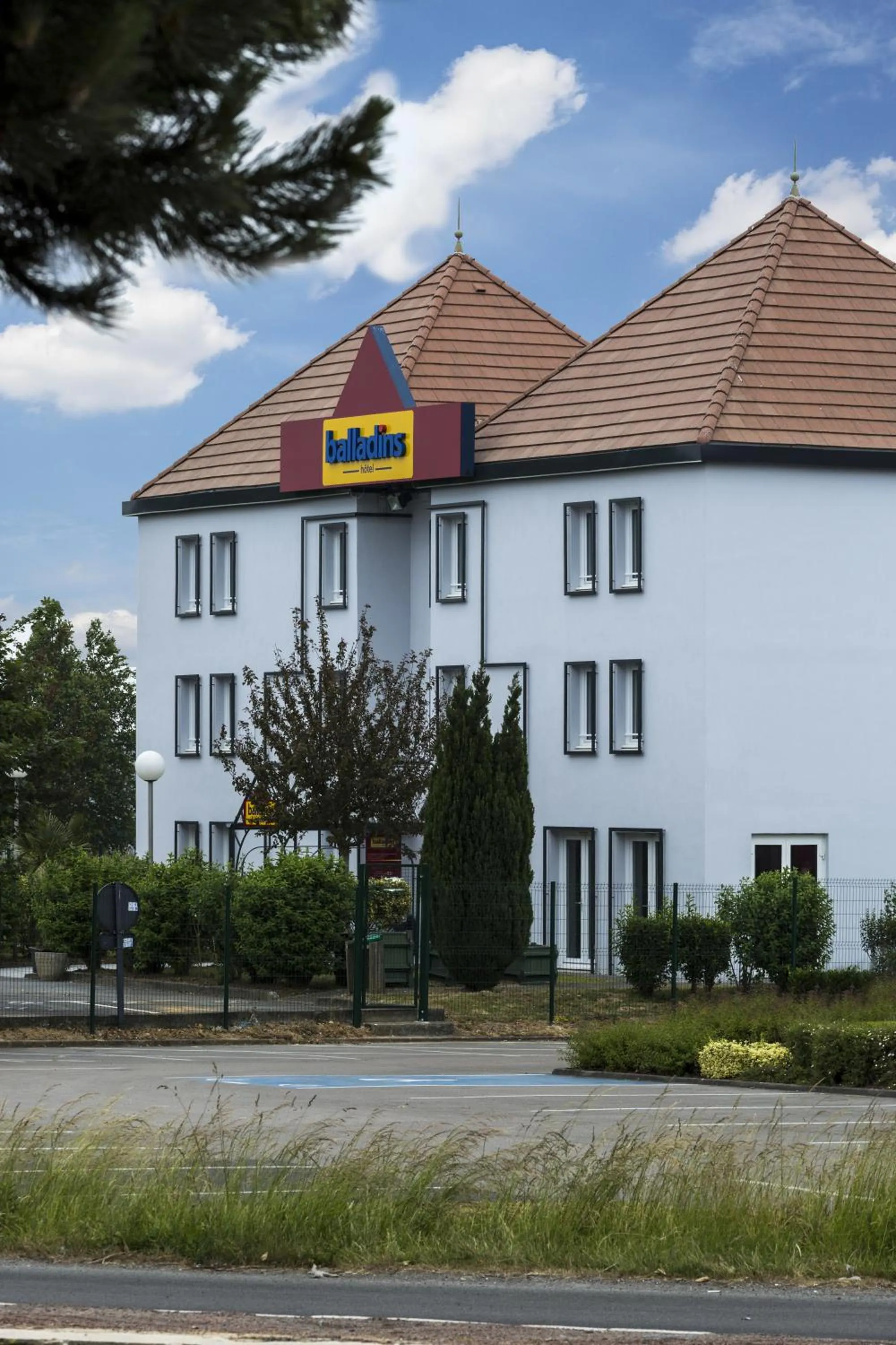 Property building in initial by balladins Saint-Quentin / Gauchy