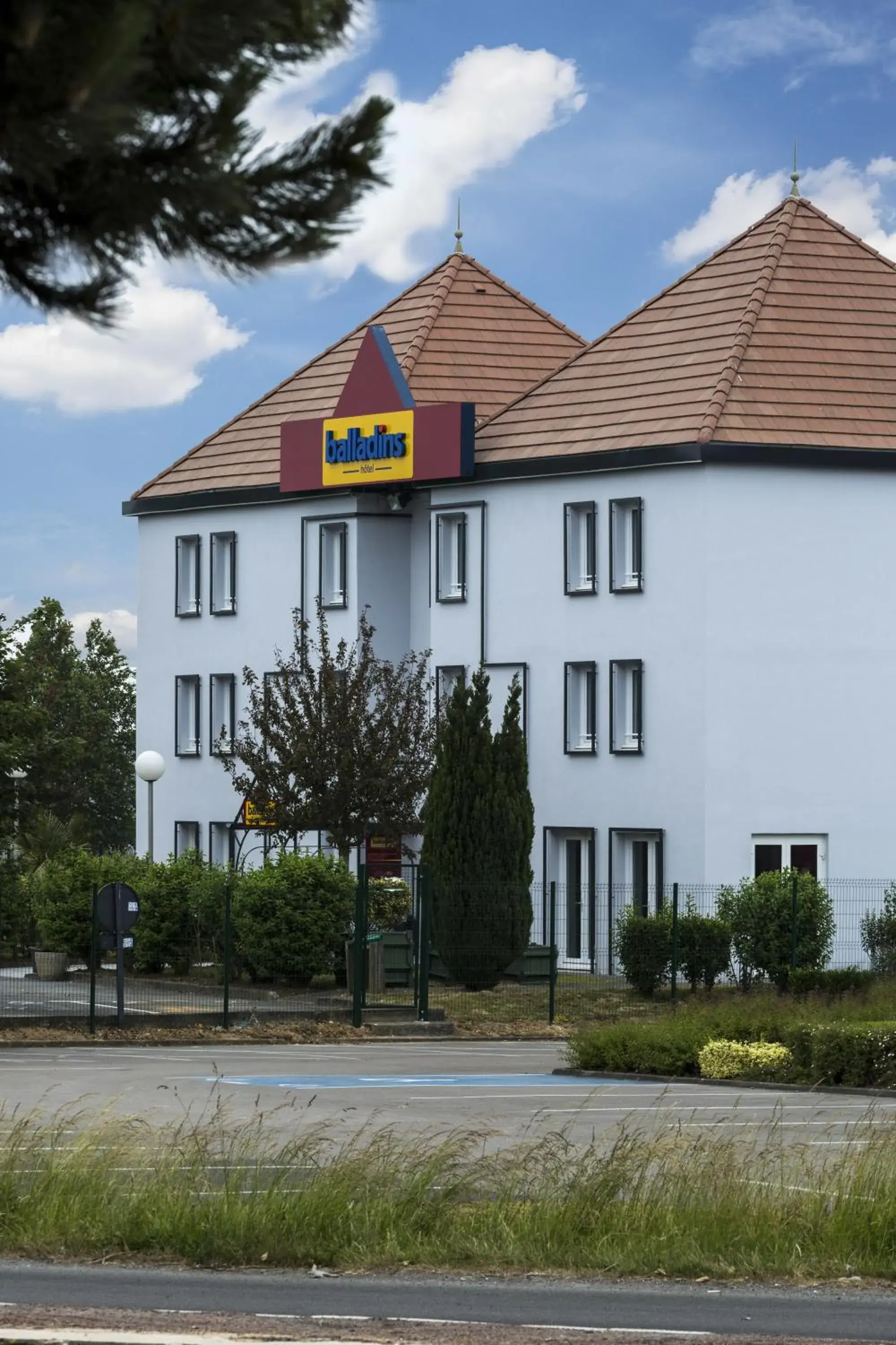 Property building in initial by balladins Saint-Quentin / Gauchy Property building in initial by balladins Saint-Quentin / Gauchy