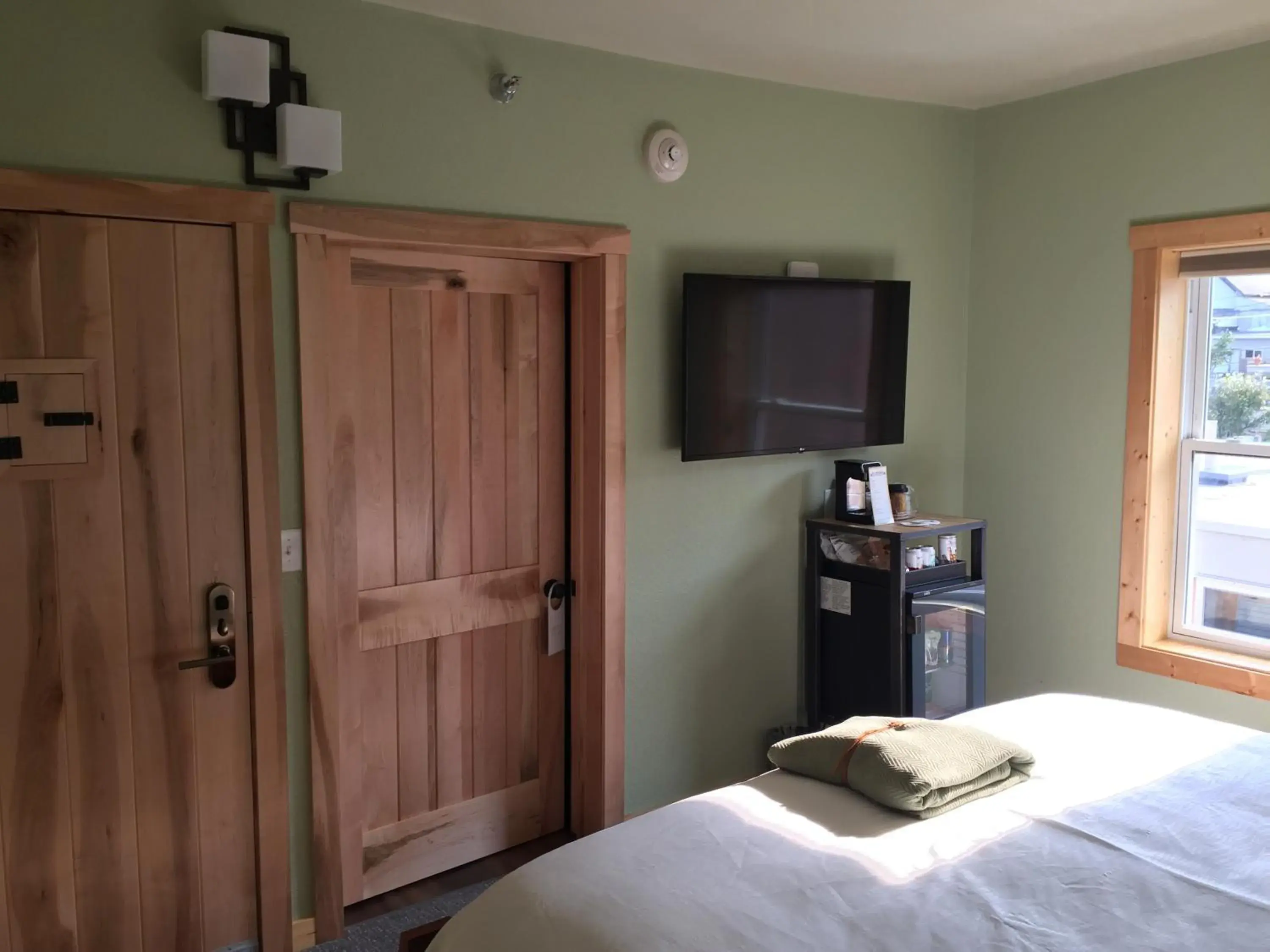 Deluxe King Room in Roam Inn Deluxe King Room in Roam Inn