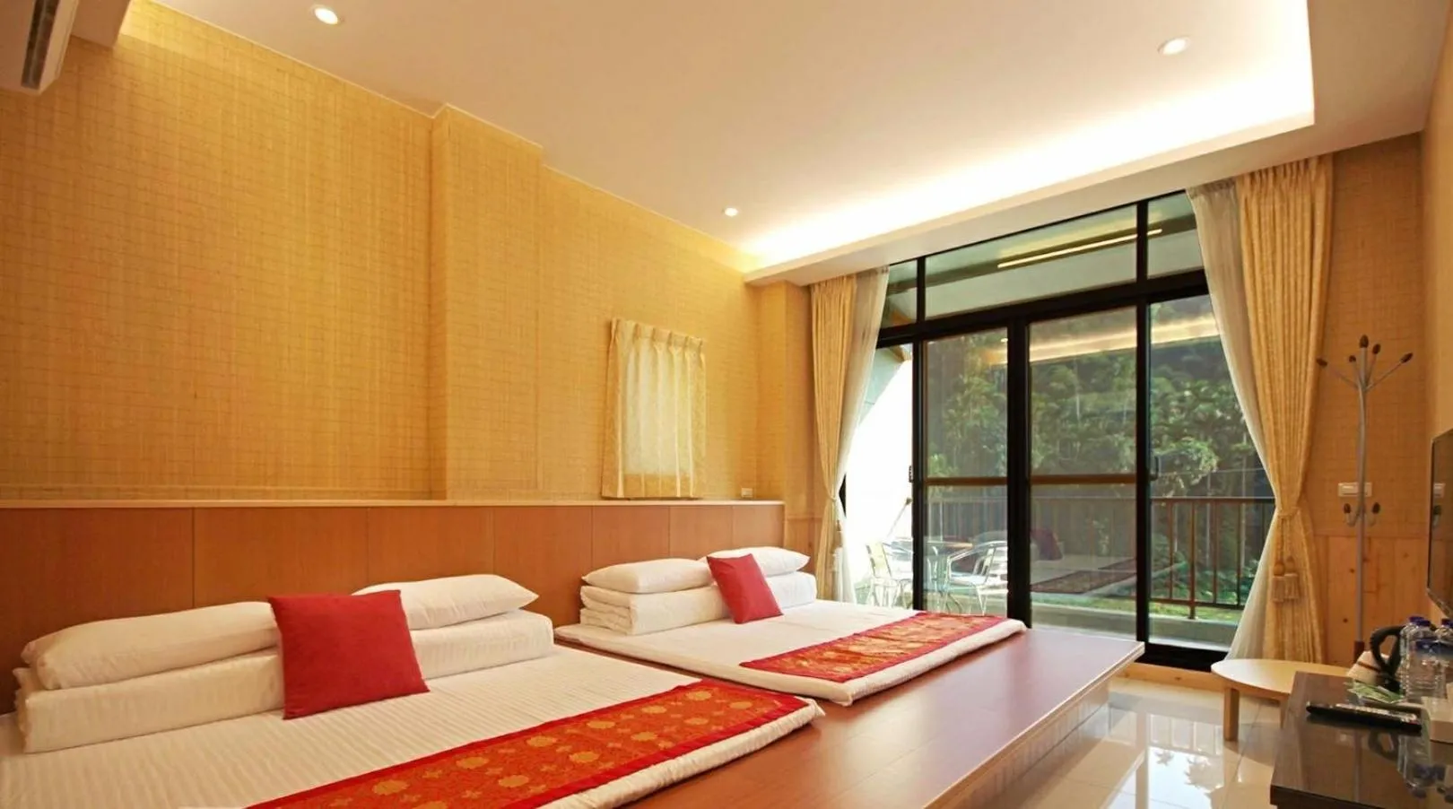 King Room with Balcony in Qian's Garden Inn