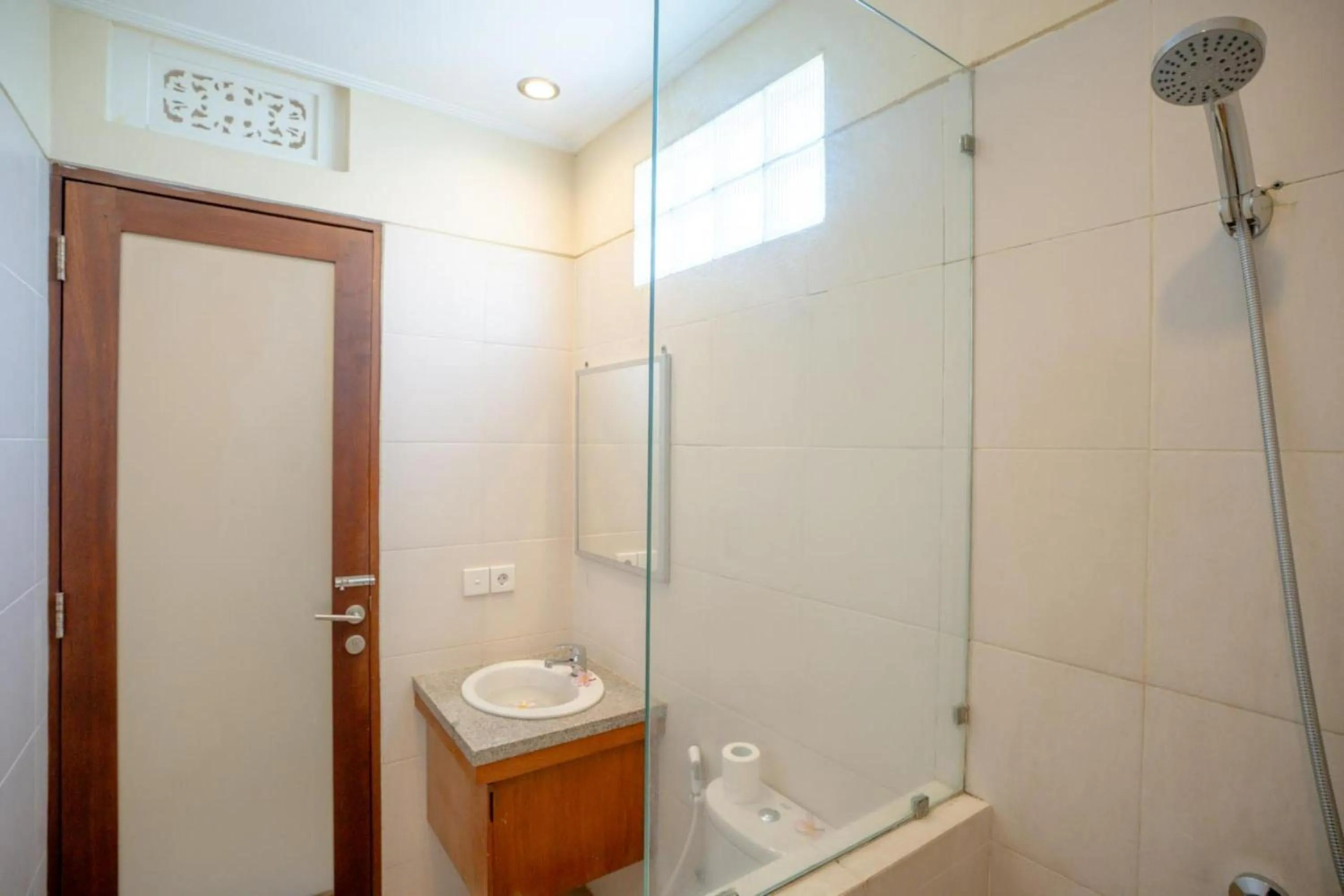 Shower in Sakura Guest House