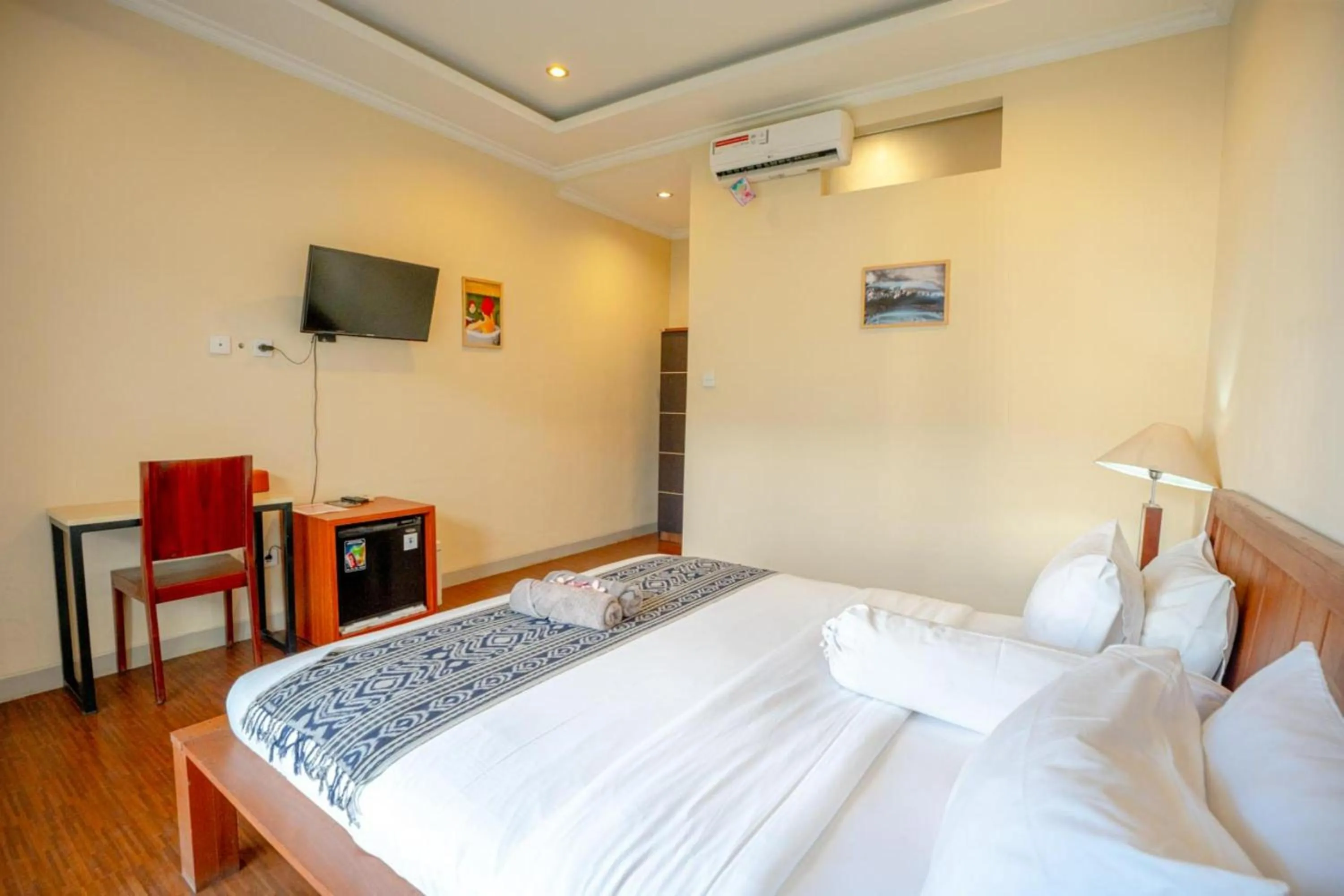 Communal lounge/ TV room, Bed in Sakura Guest House