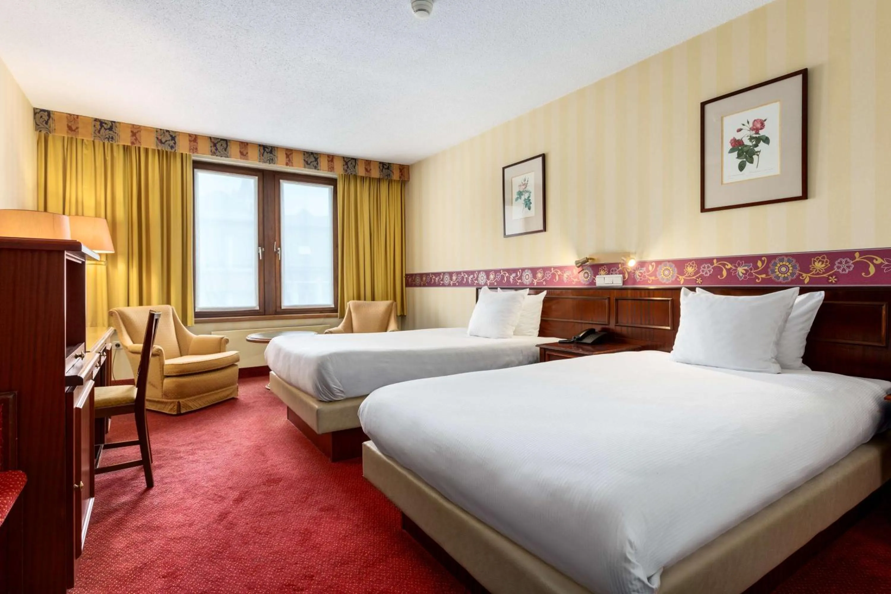 Photo of the whole room, Bed in NH Mechelen