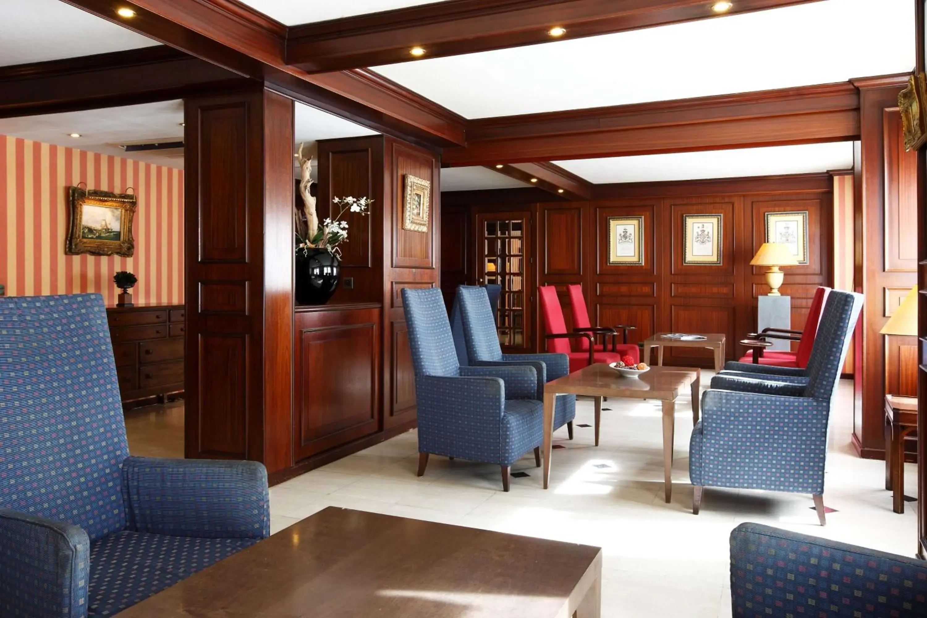 Lounge or bar in NH Mechelen Lounge or bar in NH Mechelen