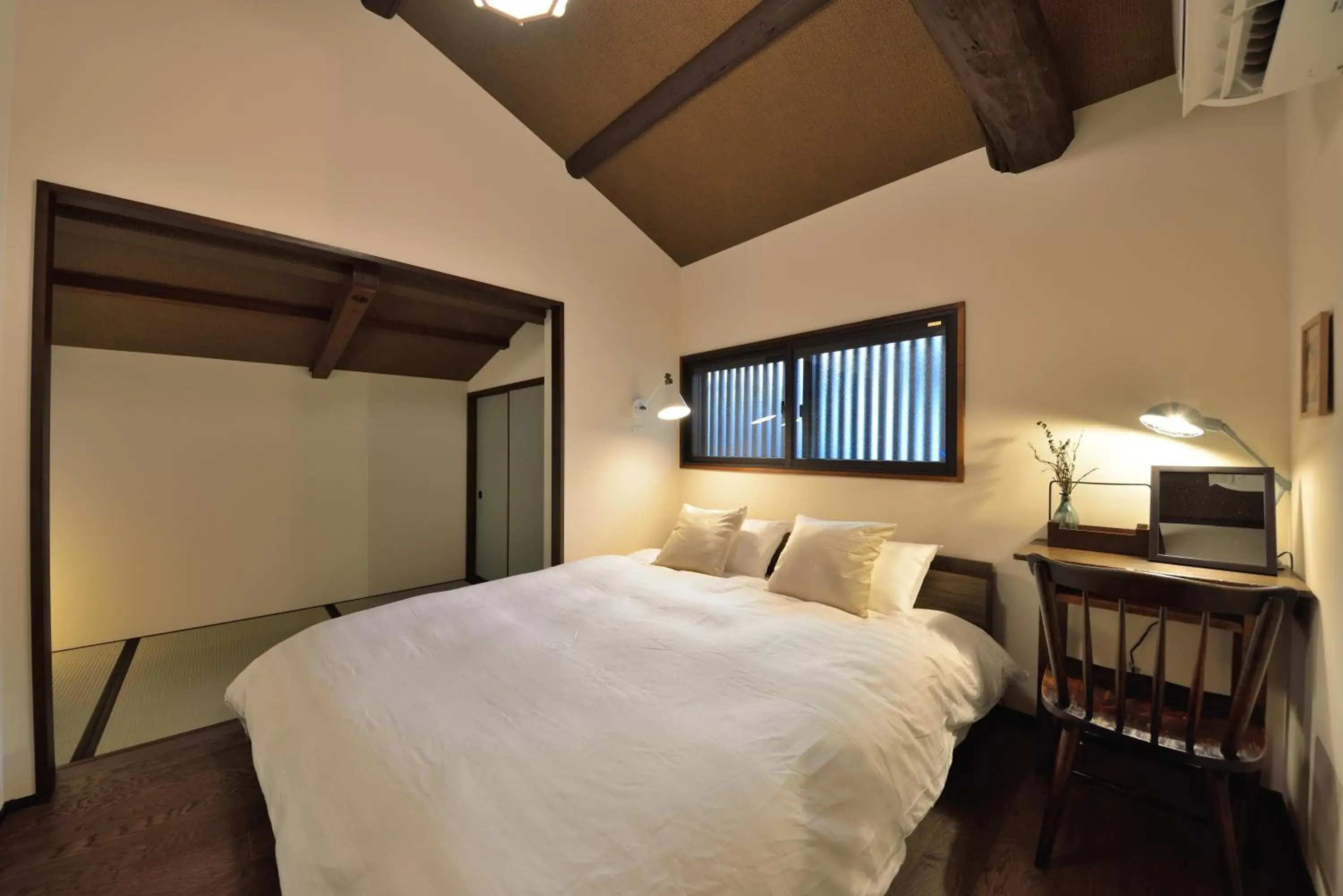Bedroom, Bed in Takeya Gojo
