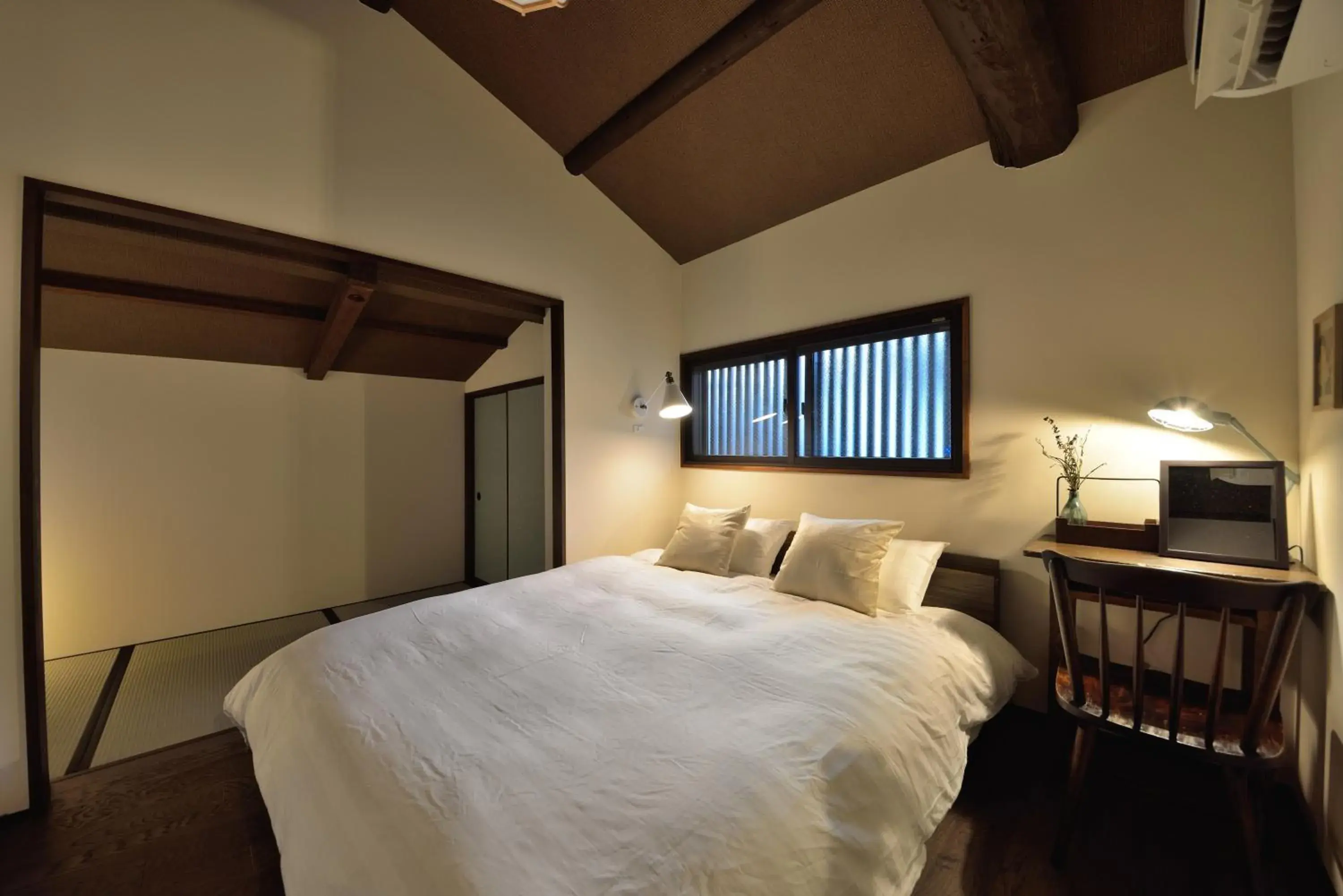 Bedroom, Bed in Takeya Gojo