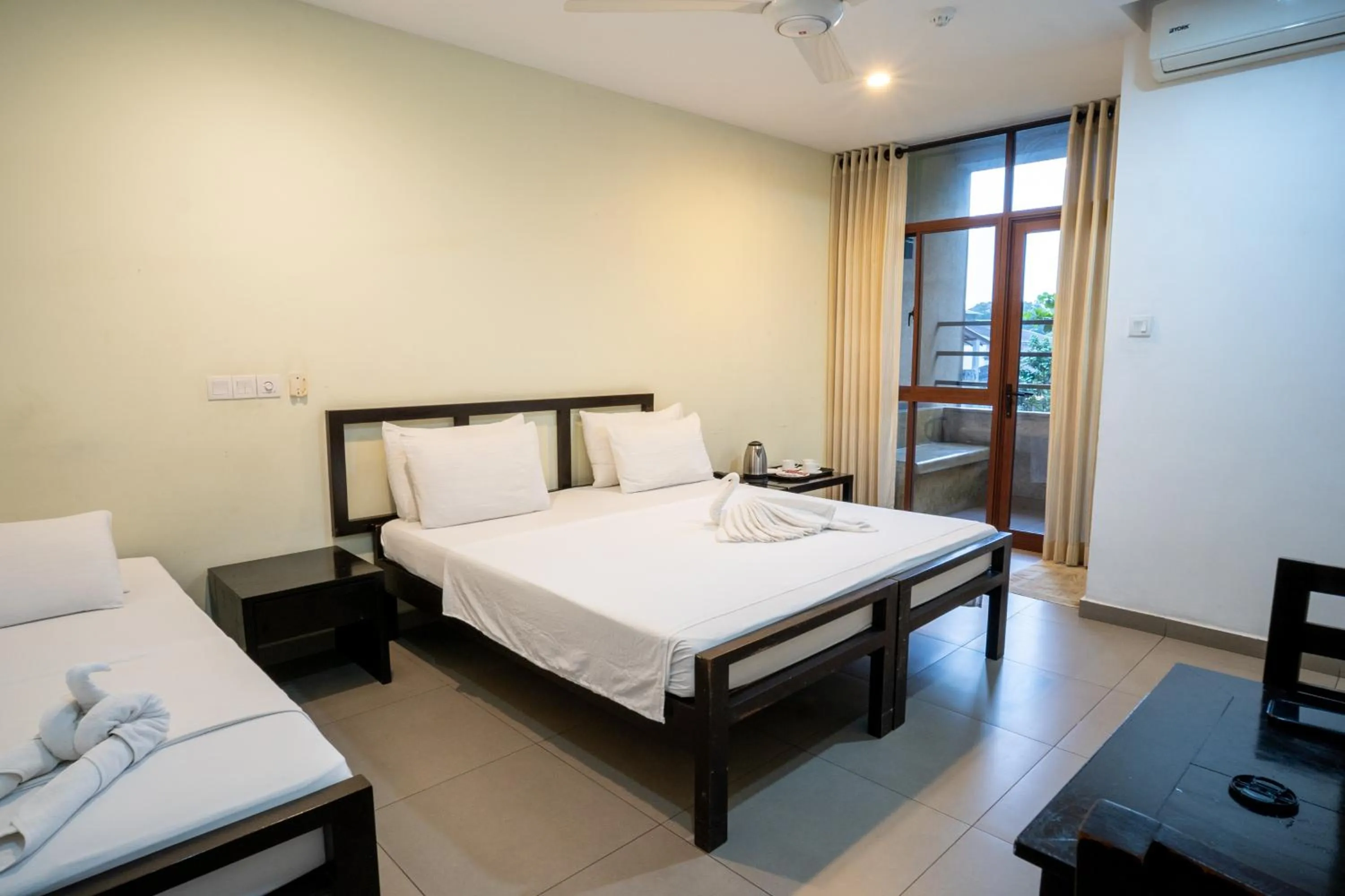 Family in Saninro Hotel - Ragama